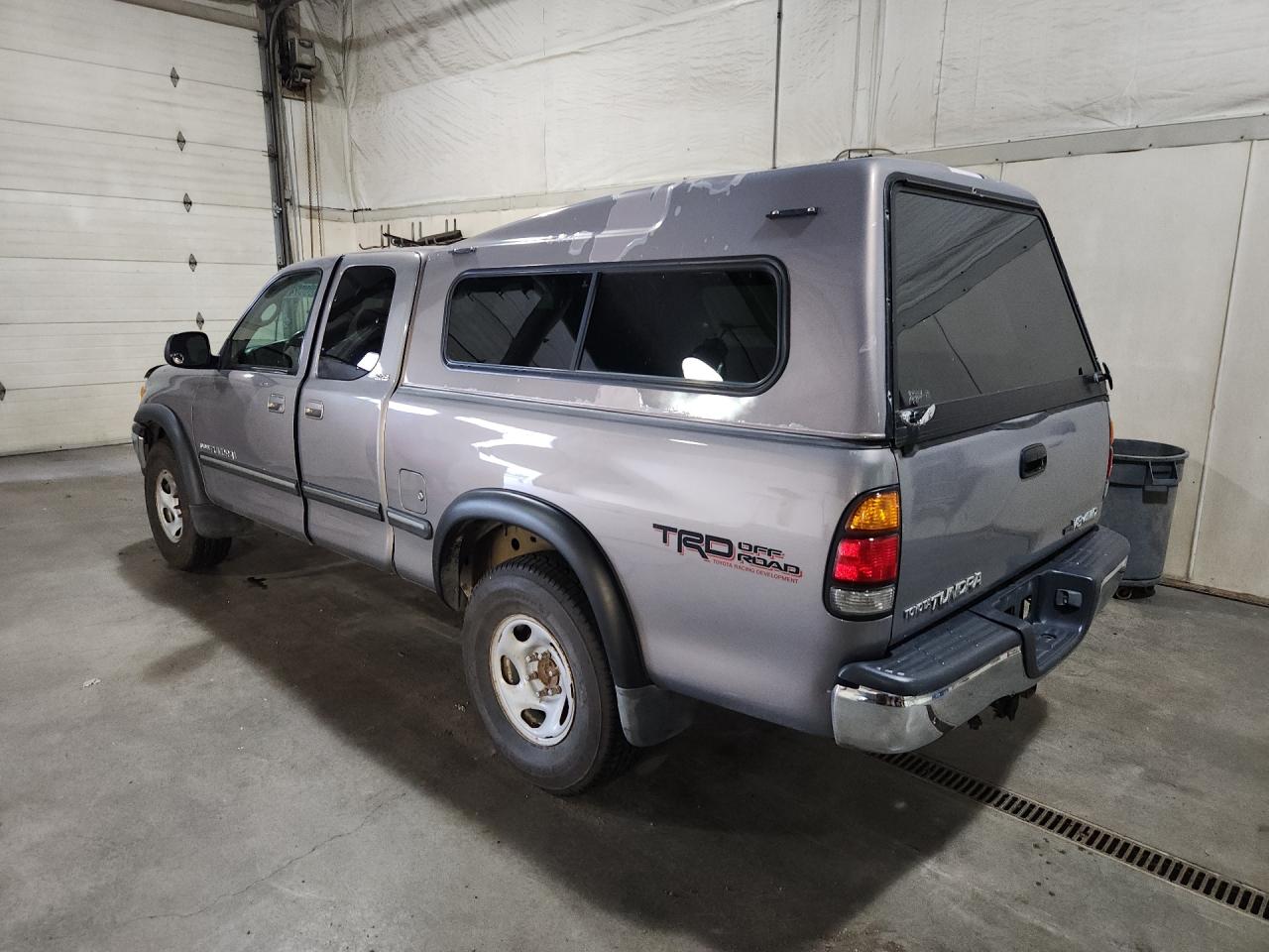 2002 Toyota Tundra Sr5 V8 Gray vin: 5TBBT44142S321381 Damage: Tonneau Cover, Peeling, > 12 Inches