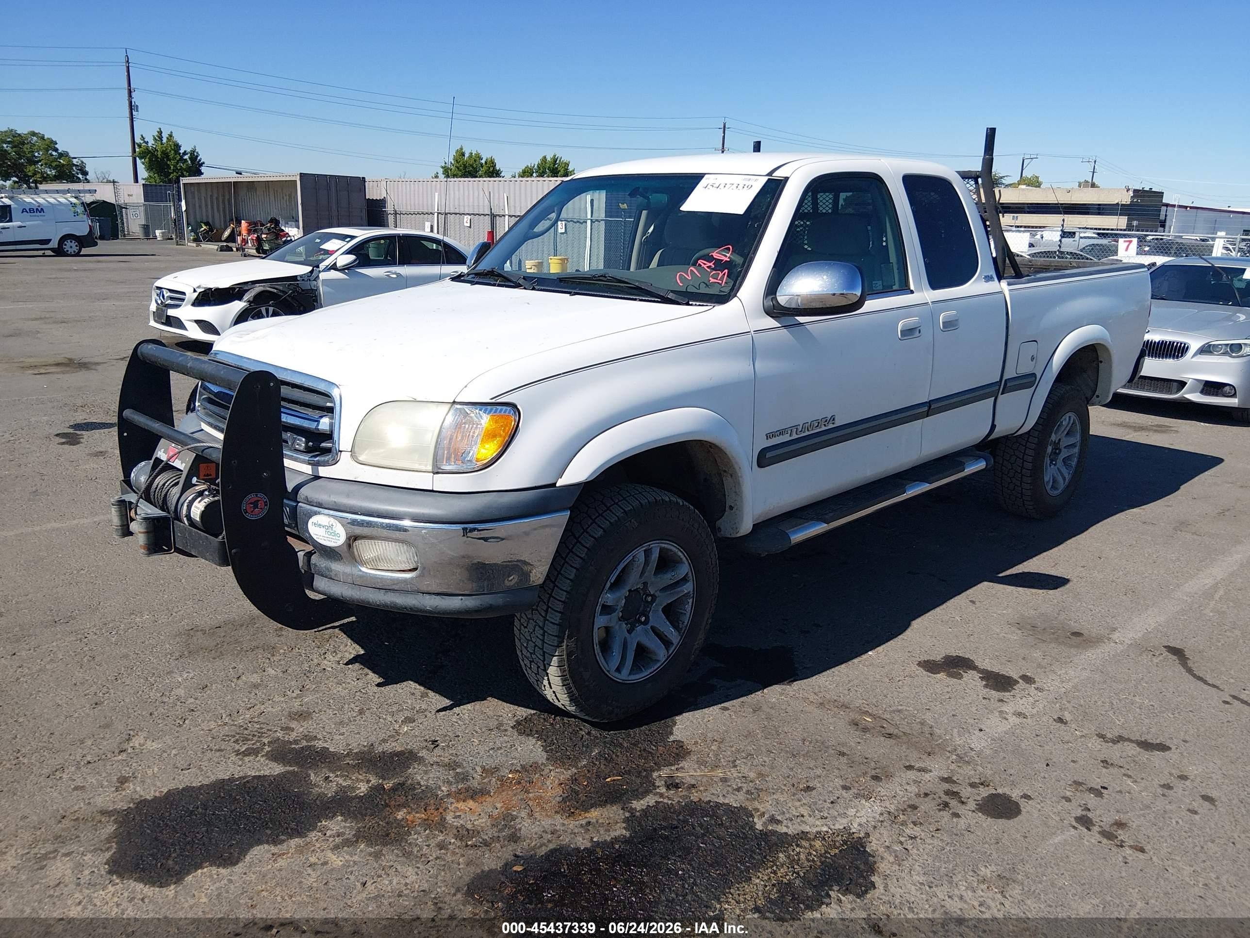 2002 Toyota Tundra Sr5 V8 White vin: 5TBBT44152S323382