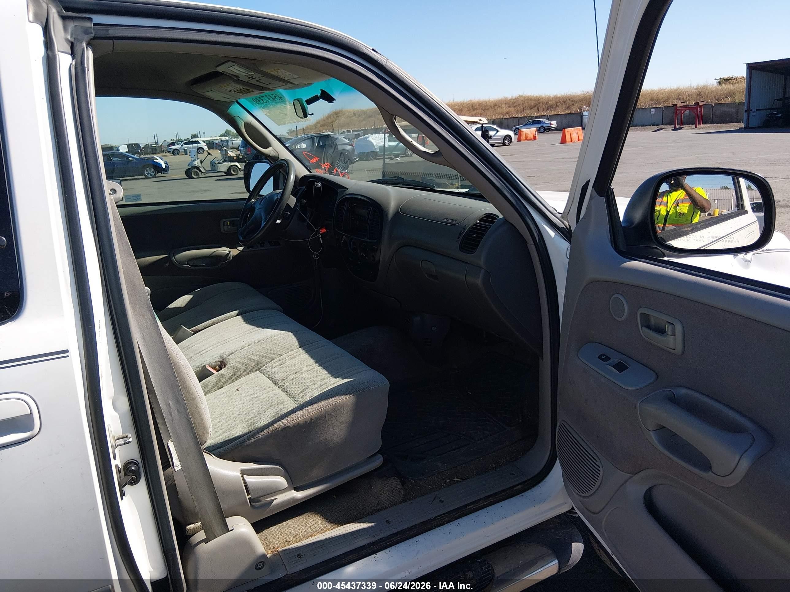 2002 Toyota Tundra Sr5 V8 White vin: 5TBBT44152S323382