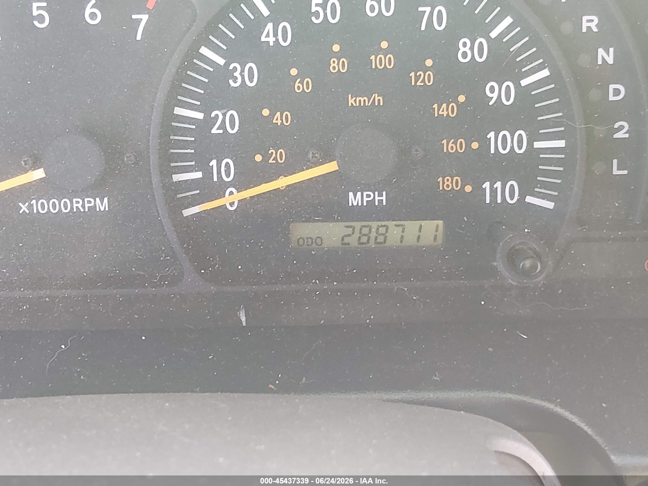 2002 Toyota Tundra Sr5 V8 White vin: 5TBBT44152S323382