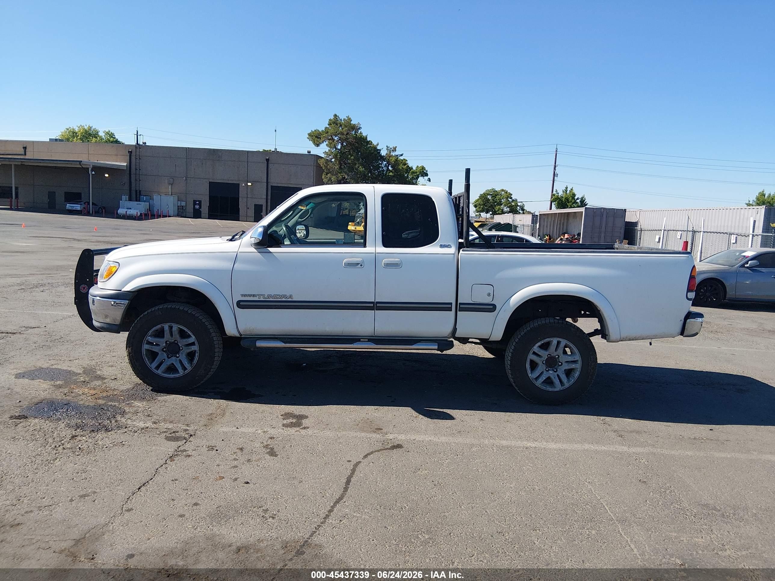 2002 Toyota Tundra Sr5 V8 White vin: 5TBBT44152S323382