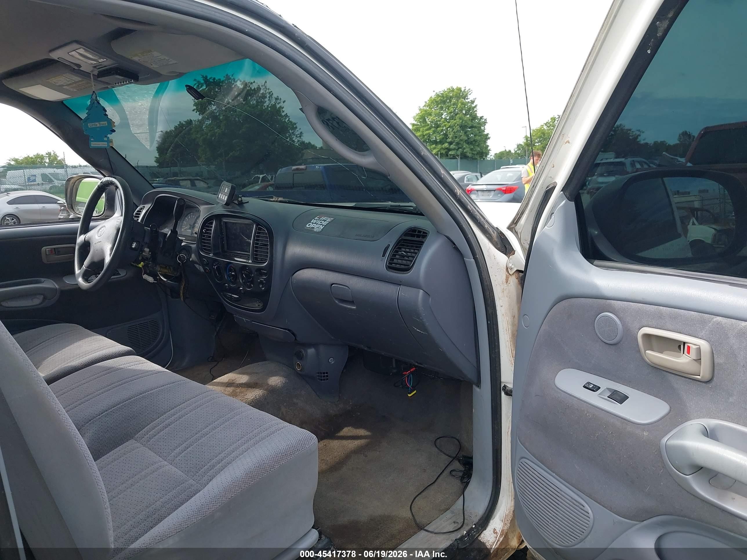 2002 Toyota Tundra Sr5 V8 Белый vin: 5TBBT44152S331126