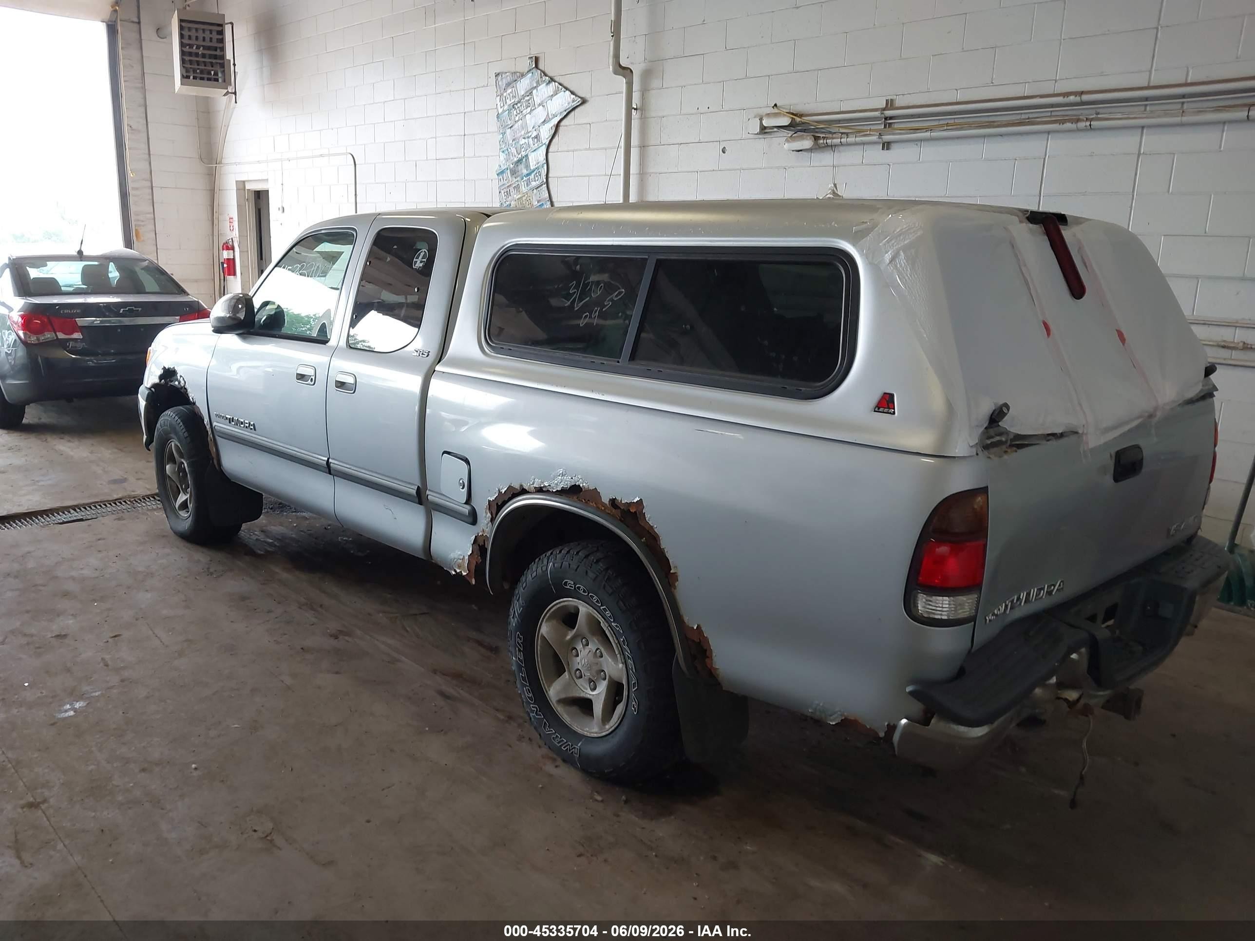 2000 Toyota Tundra Sr5 V8 Silver vin: 5TBBT4416YS038196