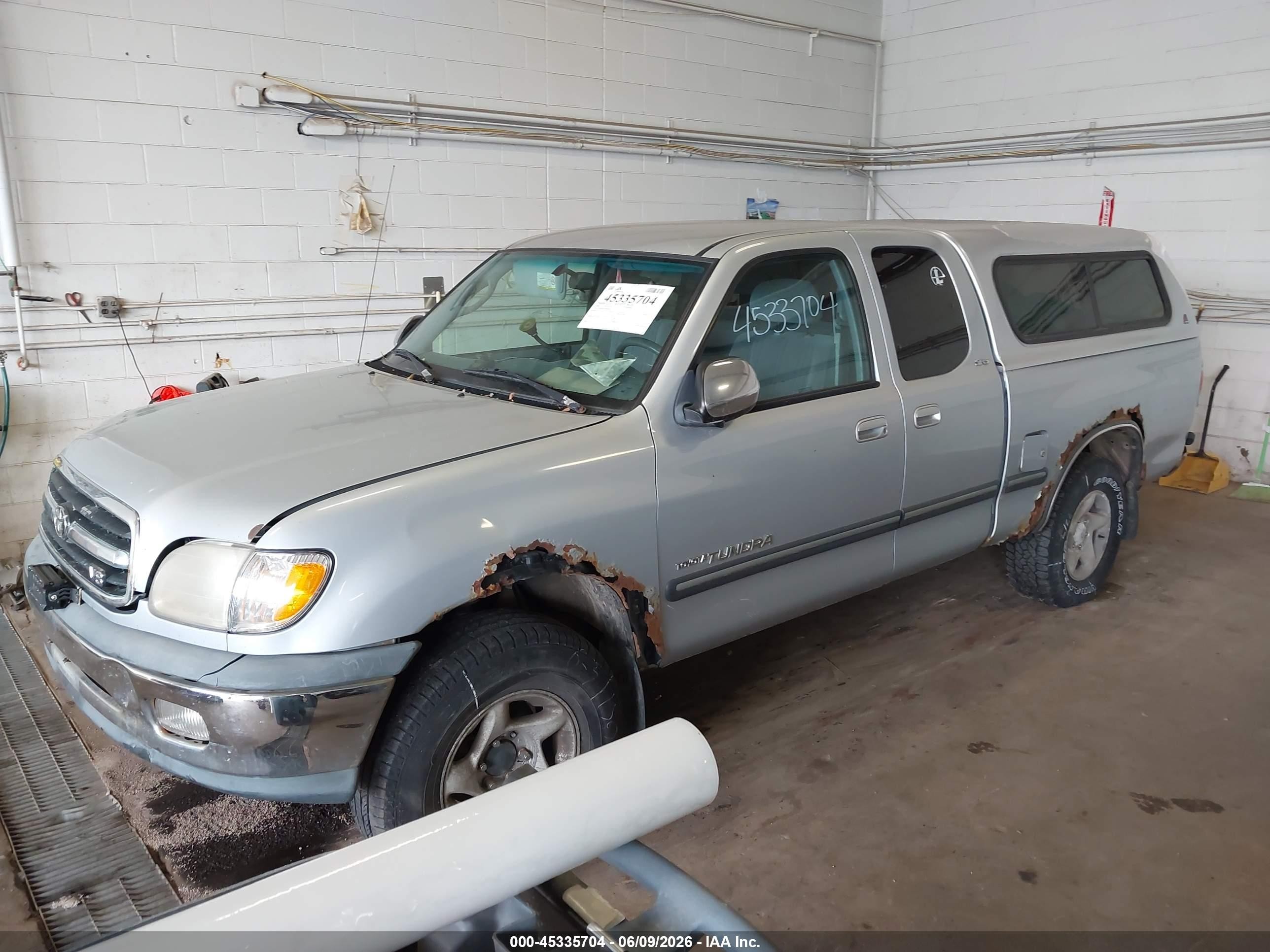 2000 Toyota Tundra Sr5 V8 Silver vin: 5TBBT4416YS038196