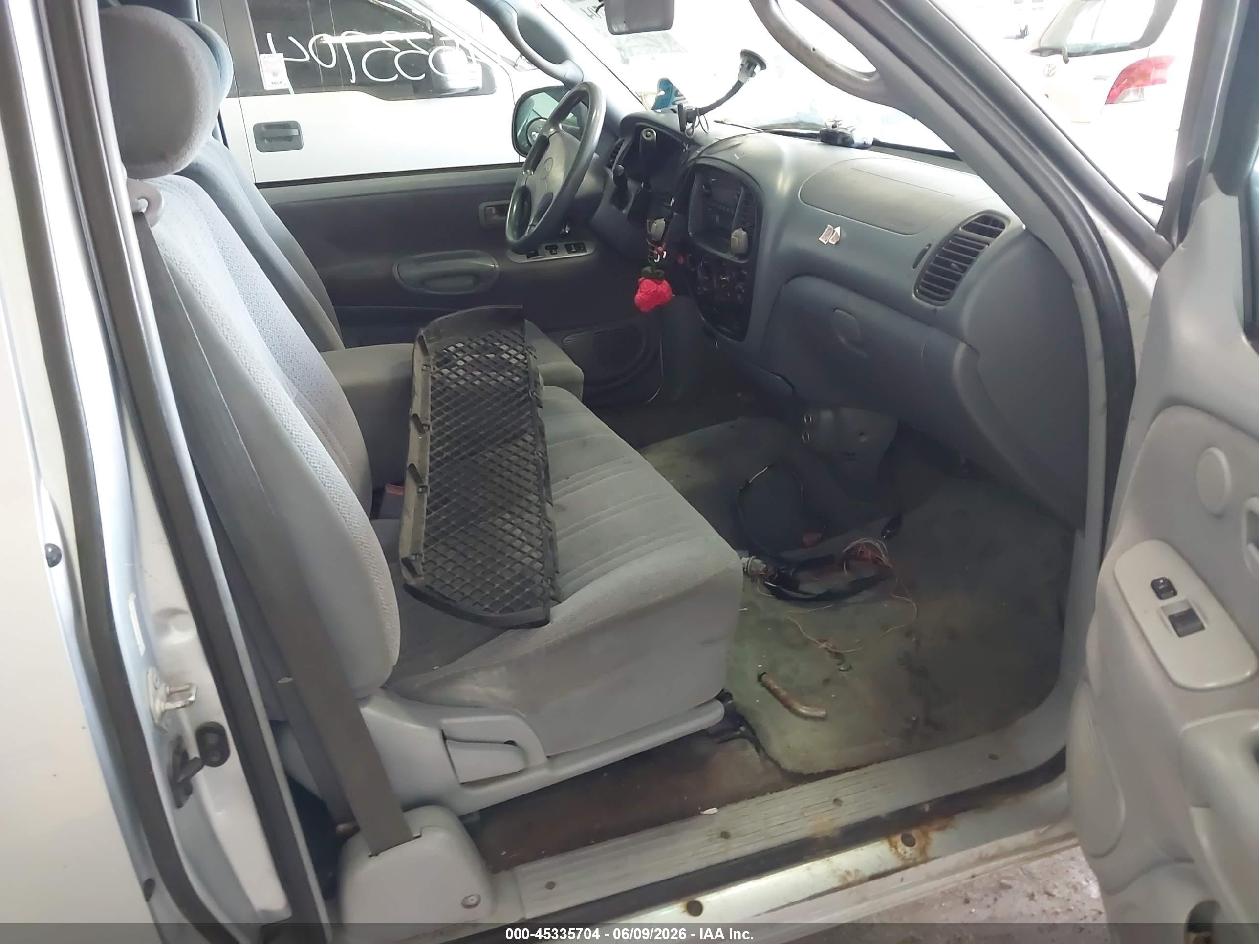 2000 Toyota Tundra Sr5 V8 Silver vin: 5TBBT4416YS038196