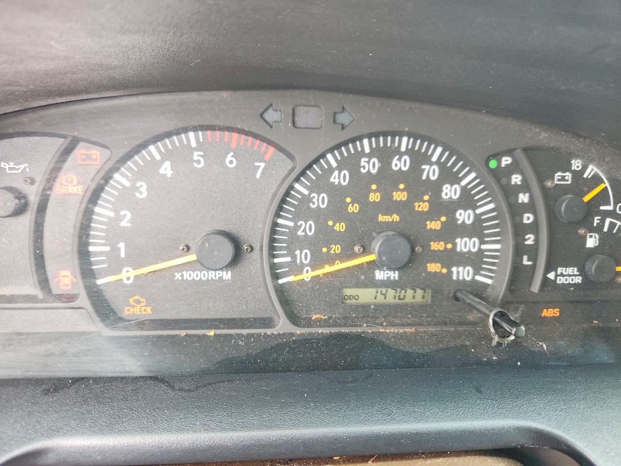 2004 Toyota Tundra Sr5 Red vin: 5TBBT44174S449665