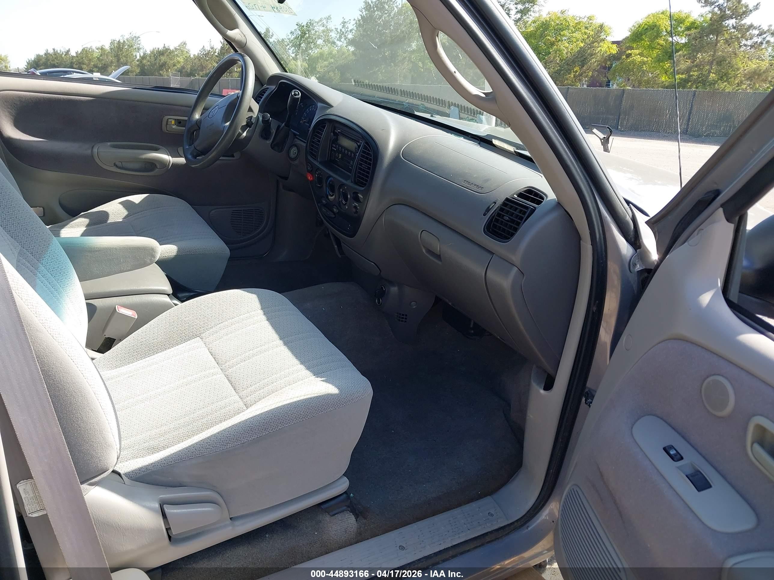 2000 Toyota Tundra Sr5 V8 Gray vin: 5TBBT4417YS053046