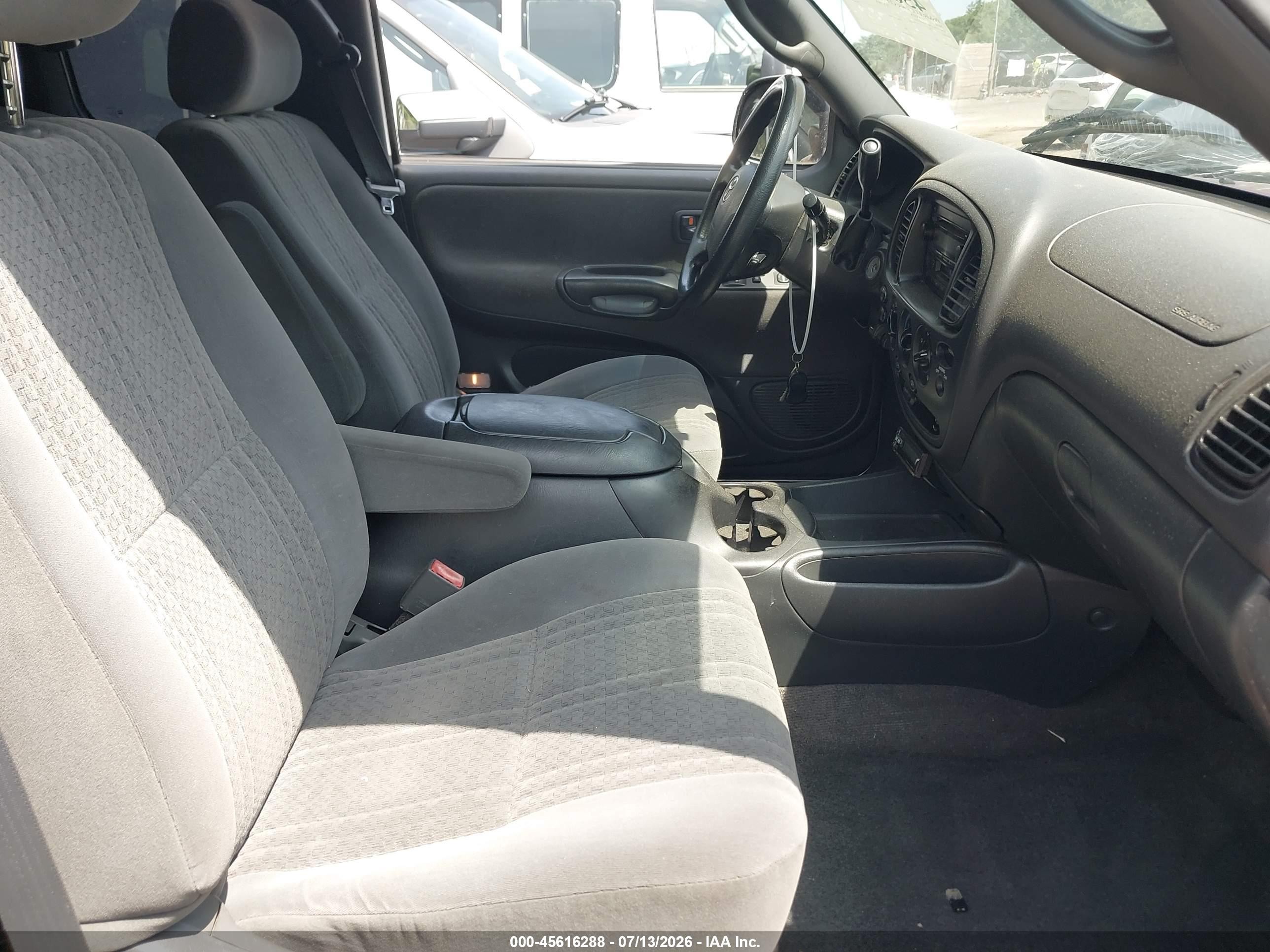 2004 Toyota Tundra Sr5 V8 Silver vin: 5TBBT44184S449190