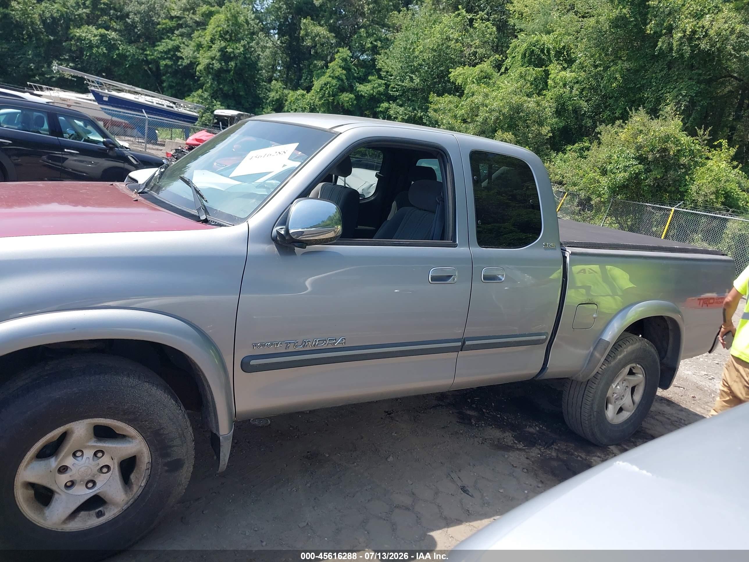 2004 Toyota Tundra Sr5 V8 Silver vin: 5TBBT44184S449190