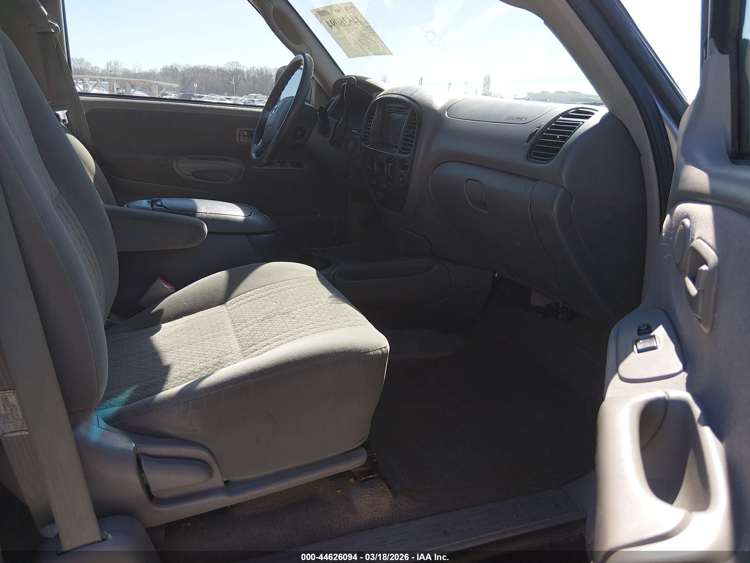 2004 Toyota Tundra Sr5 V8 Серебряный vin: 5TBBT44194S450770