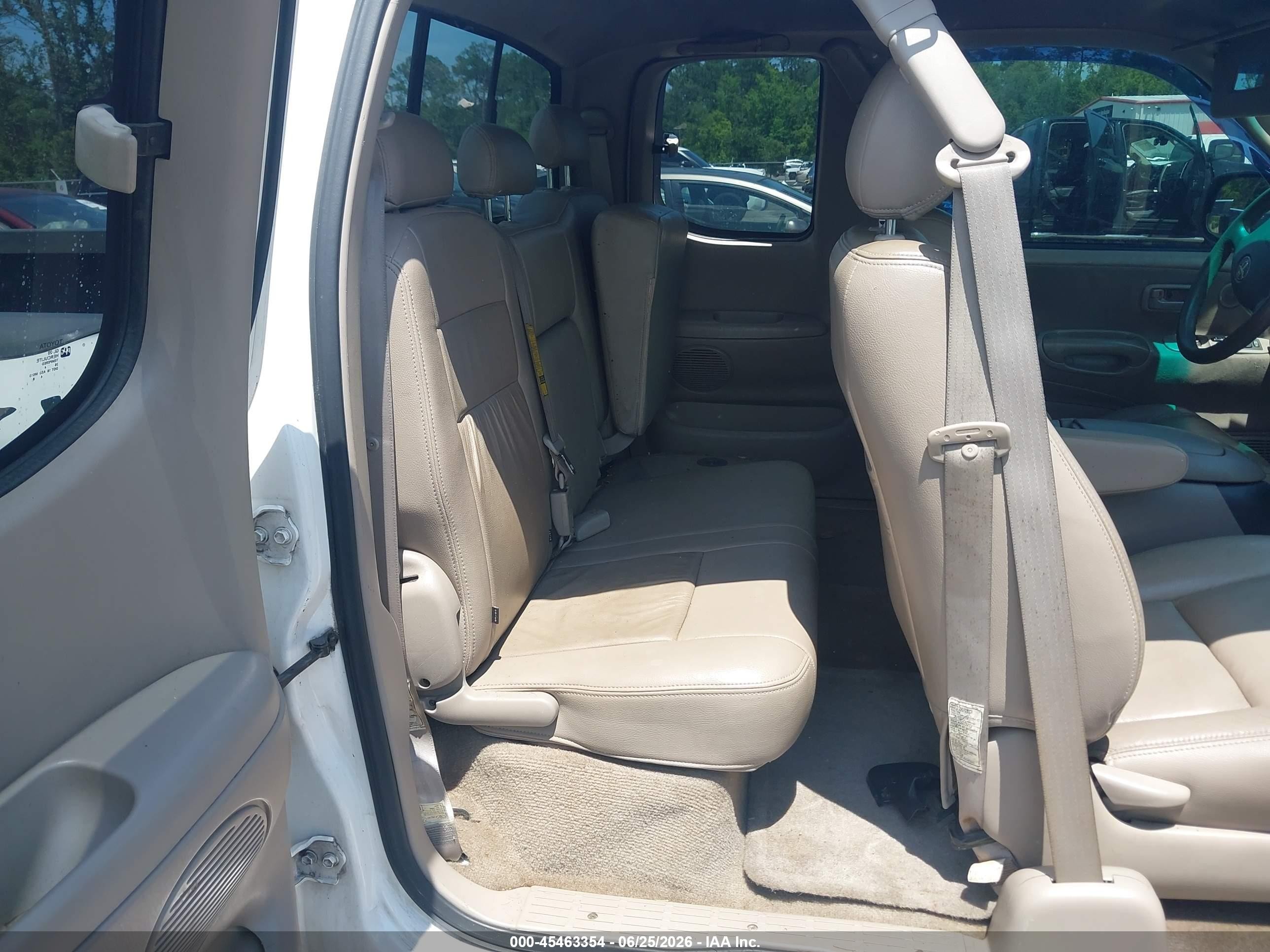 2005 Toyota Tundra Sr5 V8 White vin: 5TBBT44195S463407