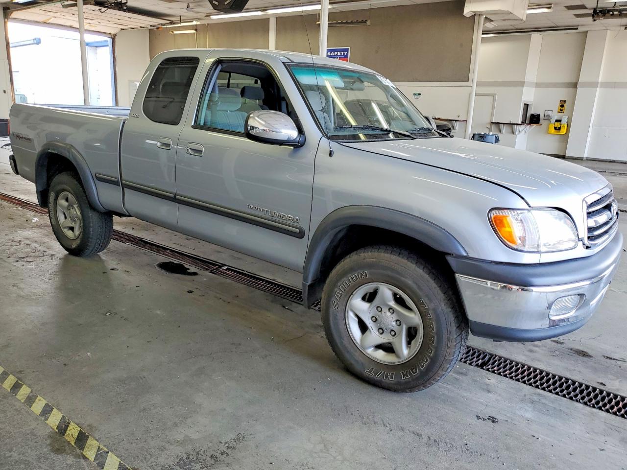 2000 Toyota Tundra Sr5 Silver vin: 5TBBT4419YS044686