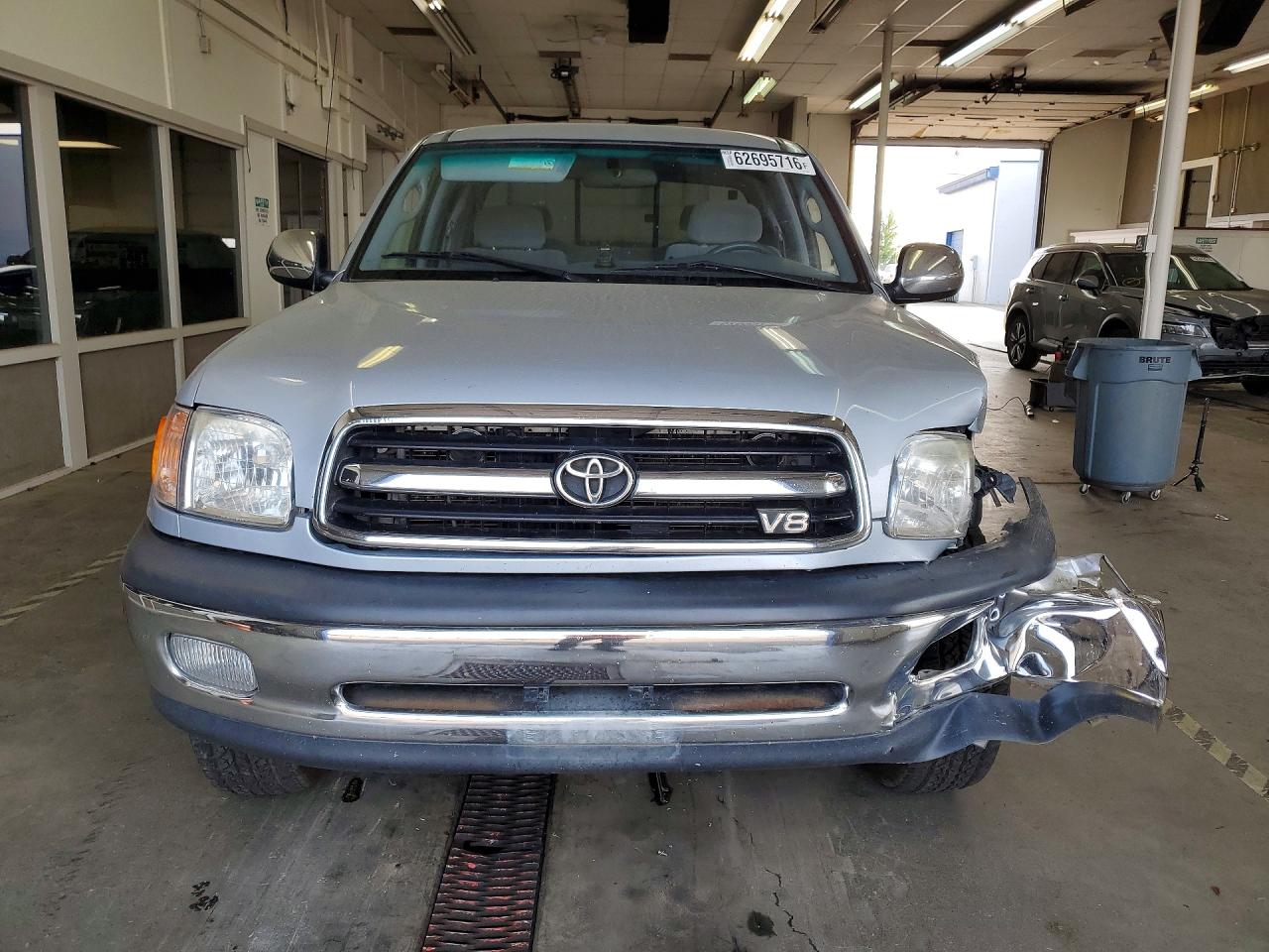 2000 Toyota Tundra Sr5 Silver vin: 5TBBT4419YS044686