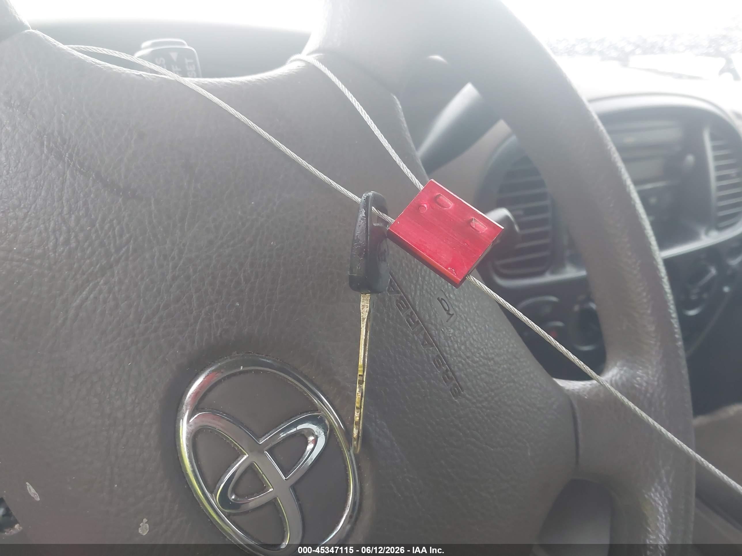 2003 Toyota Tundra Sr5 V8 Red vin: 5TBBT441X3S424192