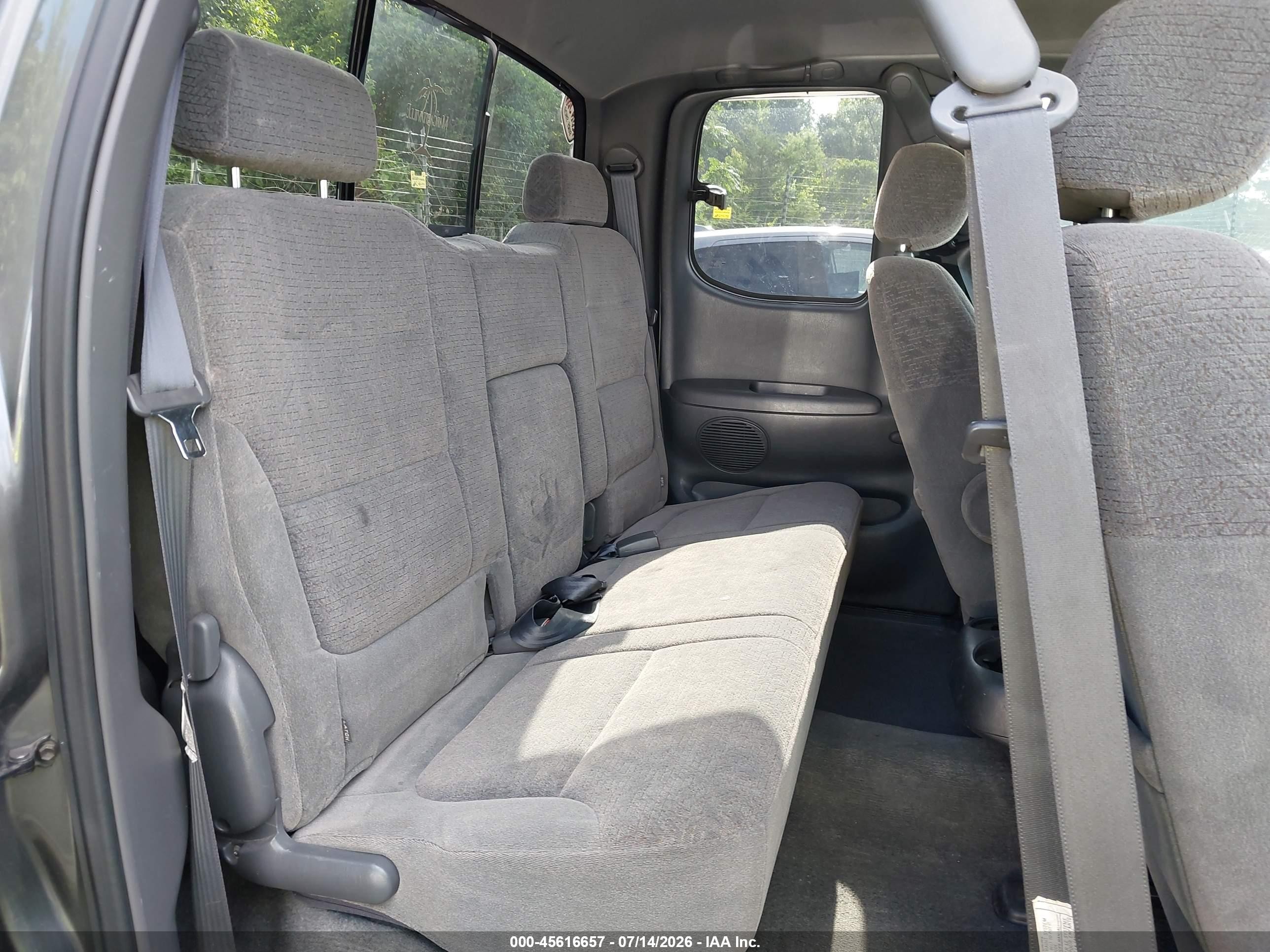 2004 Toyota Tundra Ltd V8 Silver vin: 5TBBT48104S441899