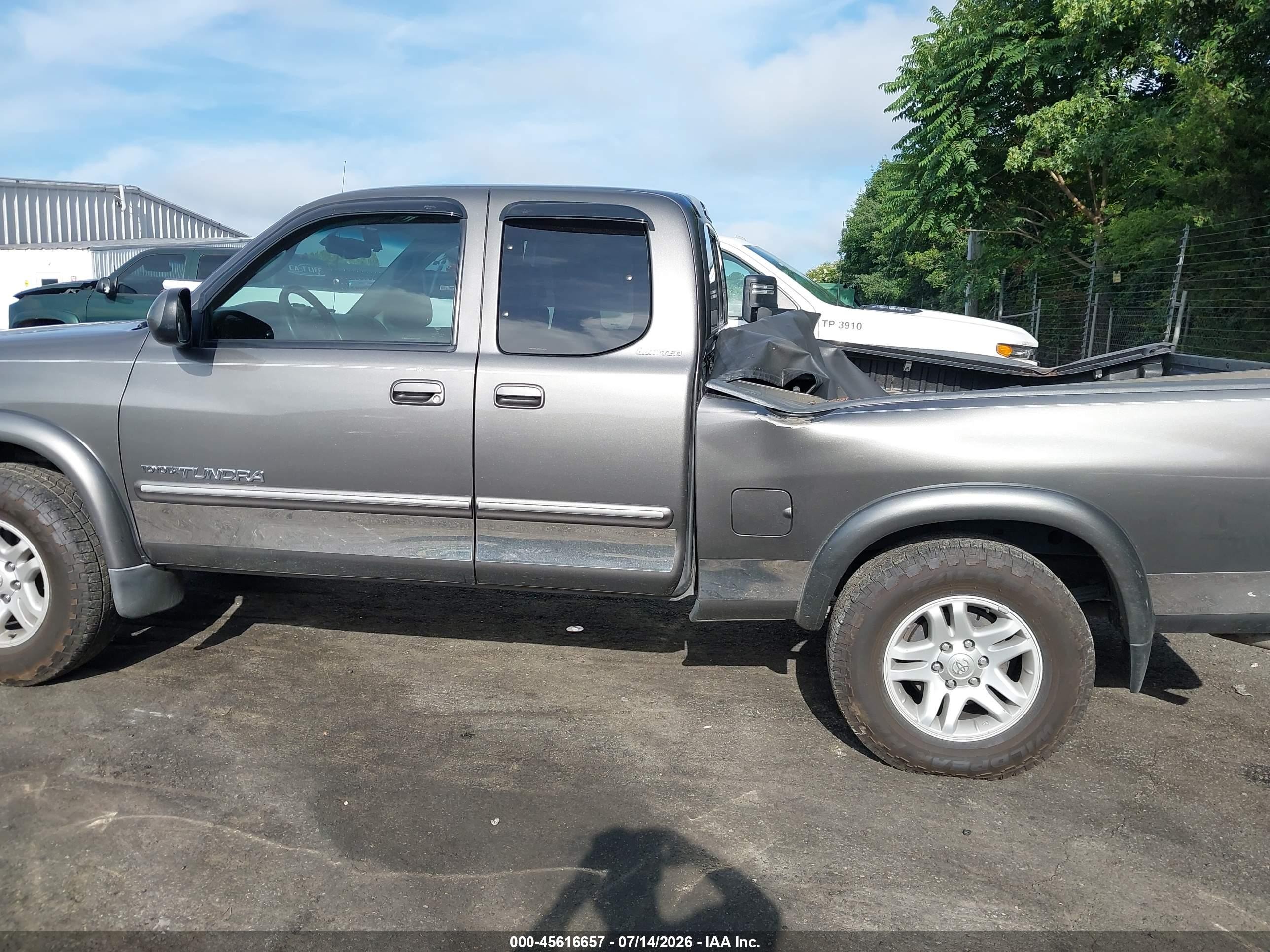 2004 Toyota Tundra Ltd V8 Silver vin: 5TBBT48104S441899