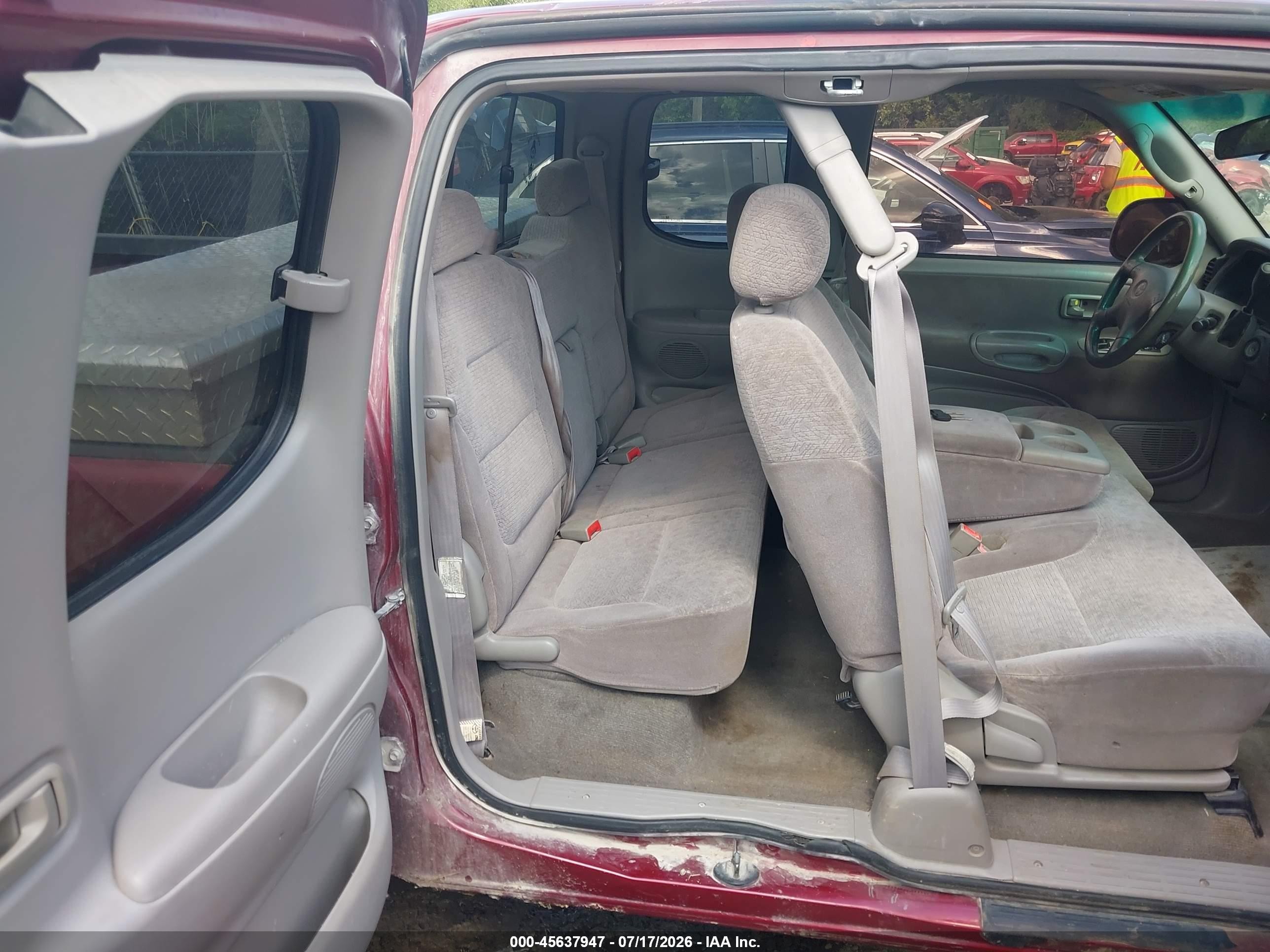 2001 Toyota Tundra Ltd V8 Red vin: 5TBBT48111S145057