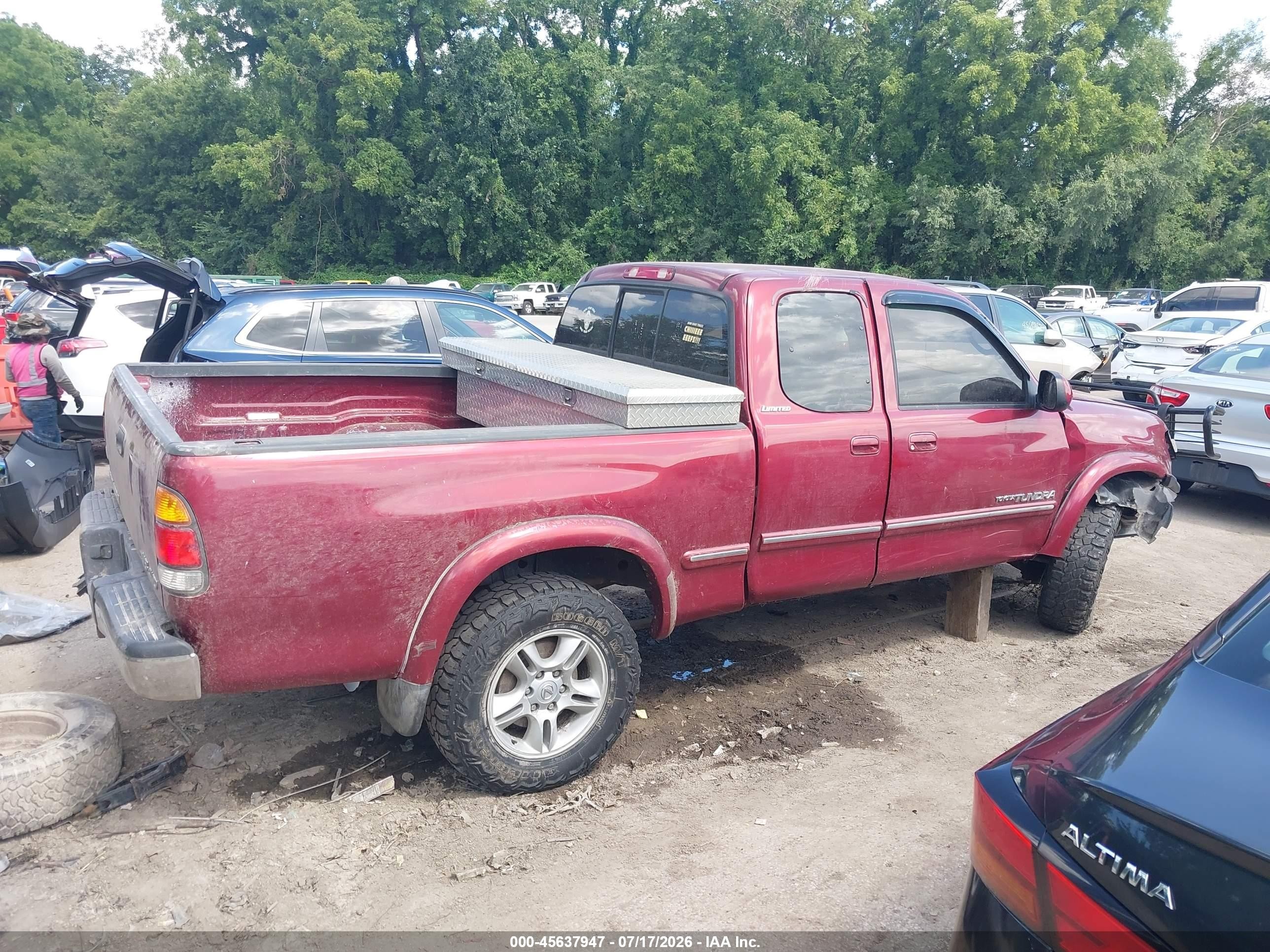 2001 Toyota Tundra Ltd V8 Red vin: 5TBBT48111S145057