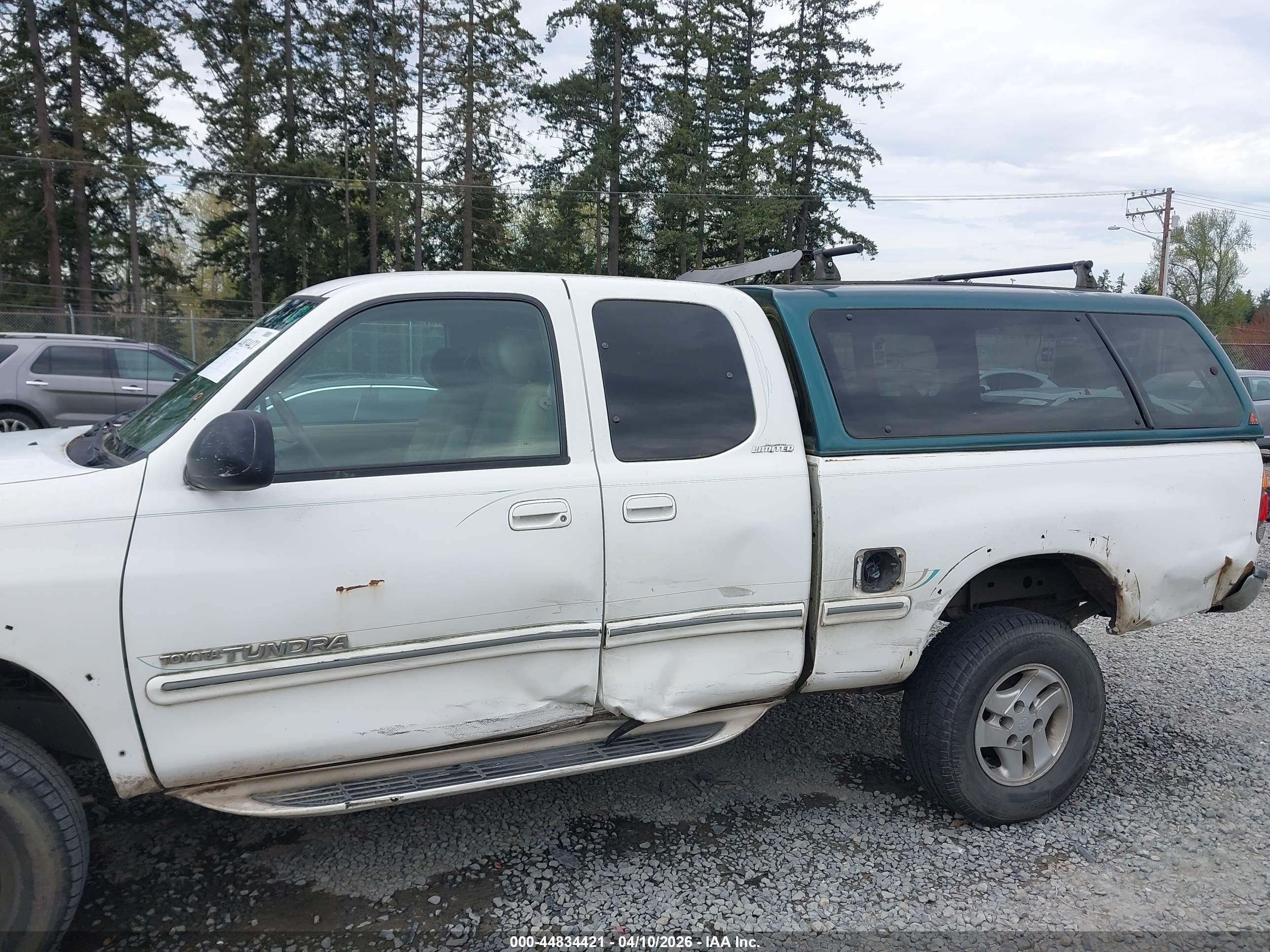 2001 Toyota Tundra Ltd V8 White vin: 5TBBT48131S168341