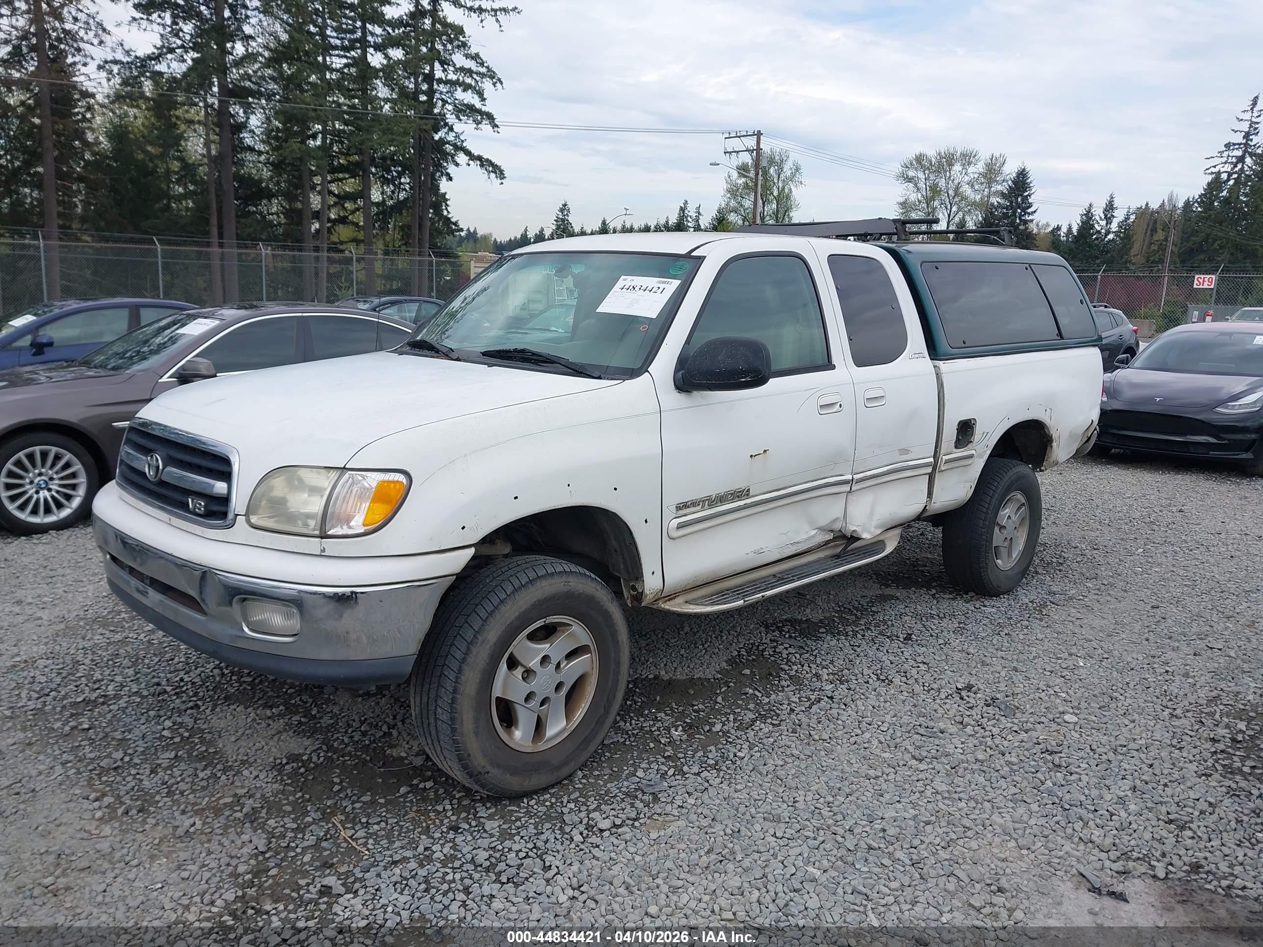 2001 Toyota Tundra Ltd V8 White vin: 5TBBT48131S168341
