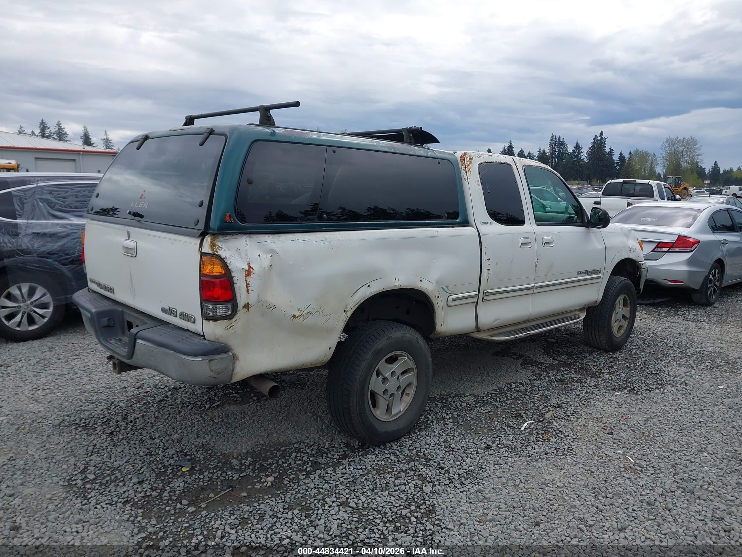 2001 Toyota Tundra Ltd V8 White vin: 5TBBT48131S168341
