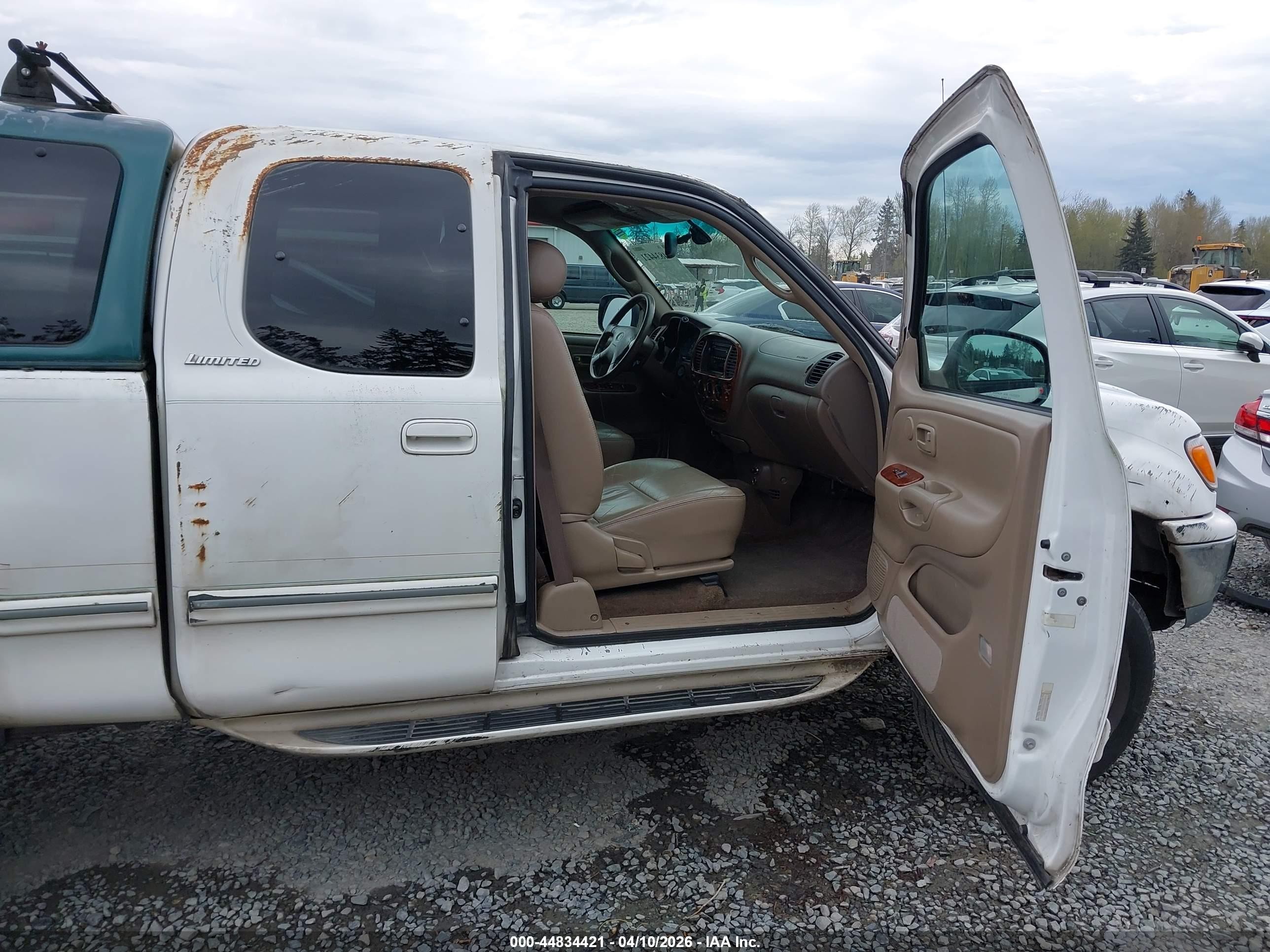 2001 Toyota Tundra Ltd V8 White vin: 5TBBT48131S168341