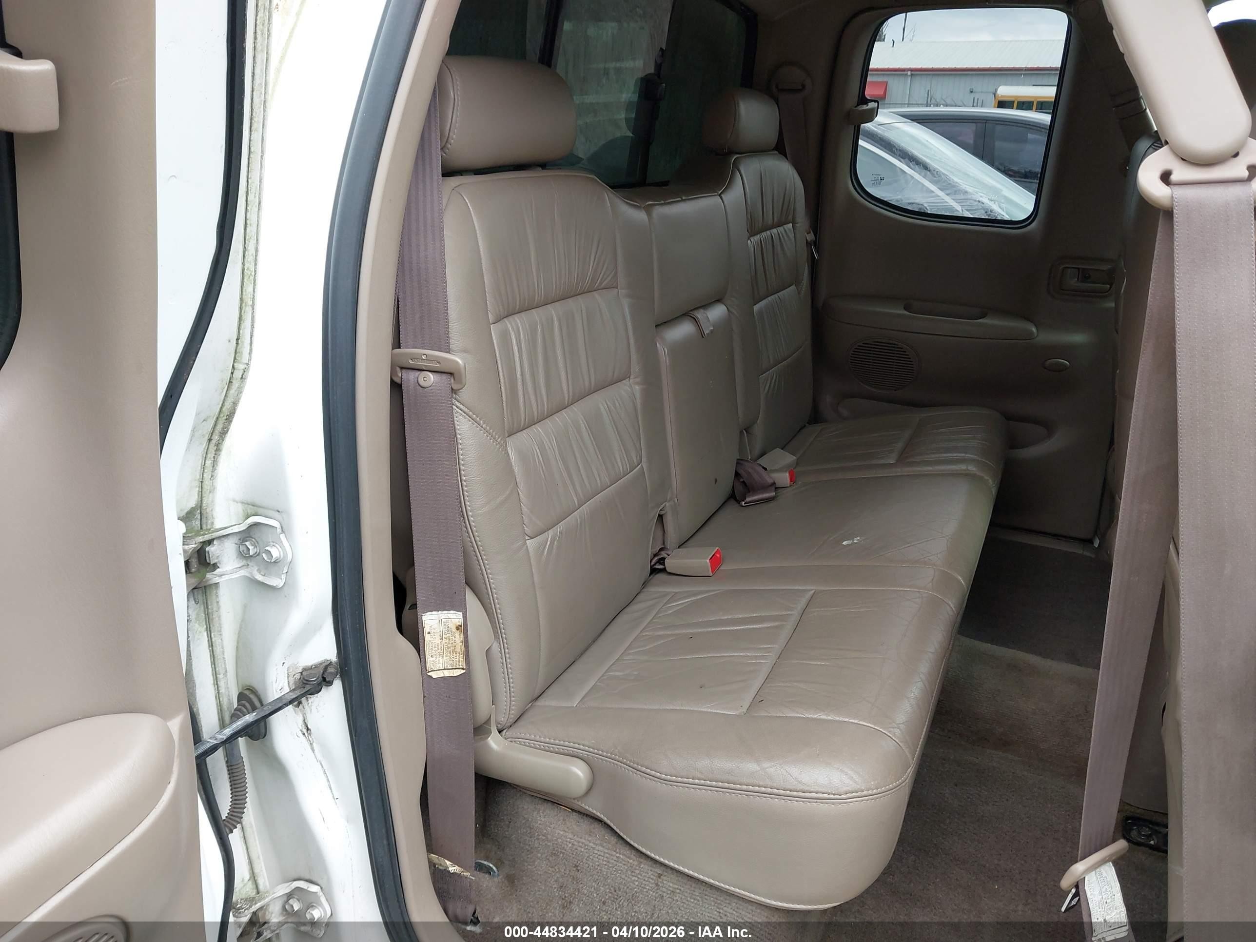 2001 Toyota Tundra Ltd V8 White vin: 5TBBT48131S168341
