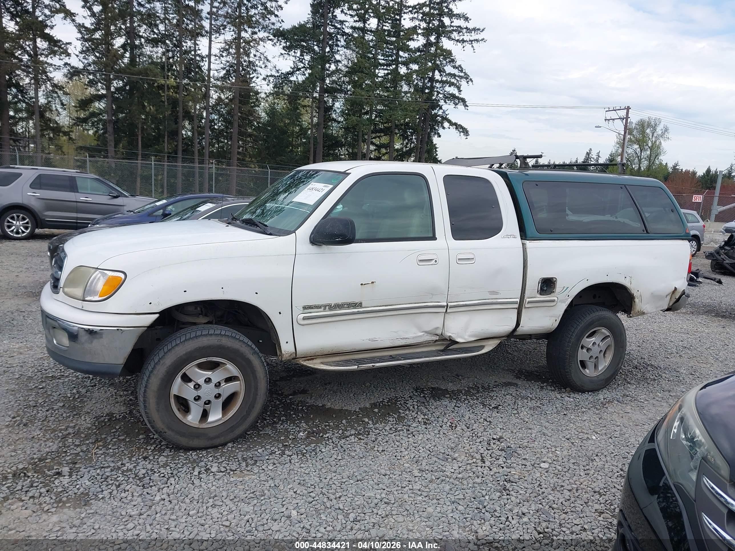 2001 Toyota Tundra Ltd V8 White vin: 5TBBT48131S168341
