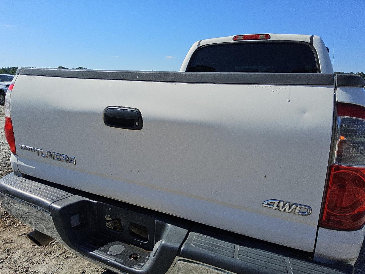 2004 Toyota Tundra Double Cab Sr5 Белый vin: 5TBDT44114S460458 Damage: Tailgate, Dent(S) W/ Paint Dmg, 1/8 To 1/2 Inch