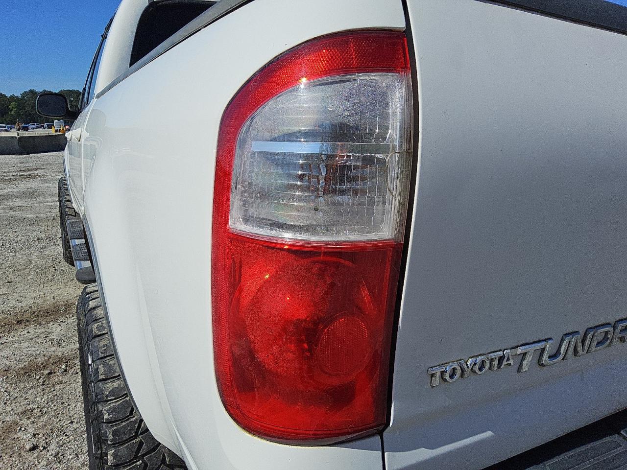 2004 Toyota Tundra Double Cab Sr5 Белый vin: 5TBDT44114S460458 Damage: Left Tail Light, Water Damage, Replacement Required
