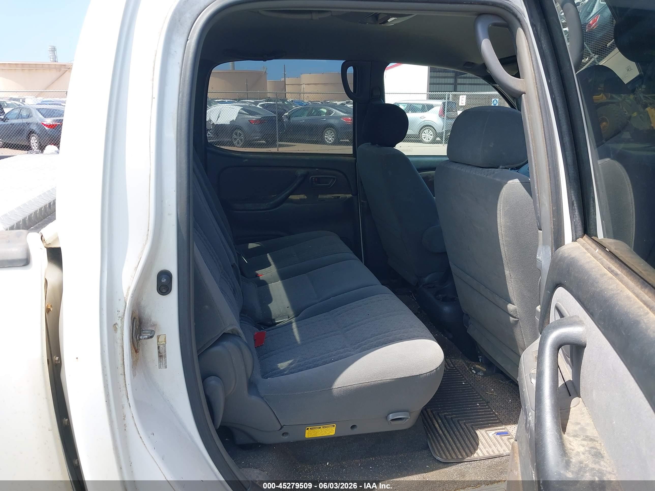 2004 Toyota Tundra Sr5 V8 White vin: 5TBDT44134S459599