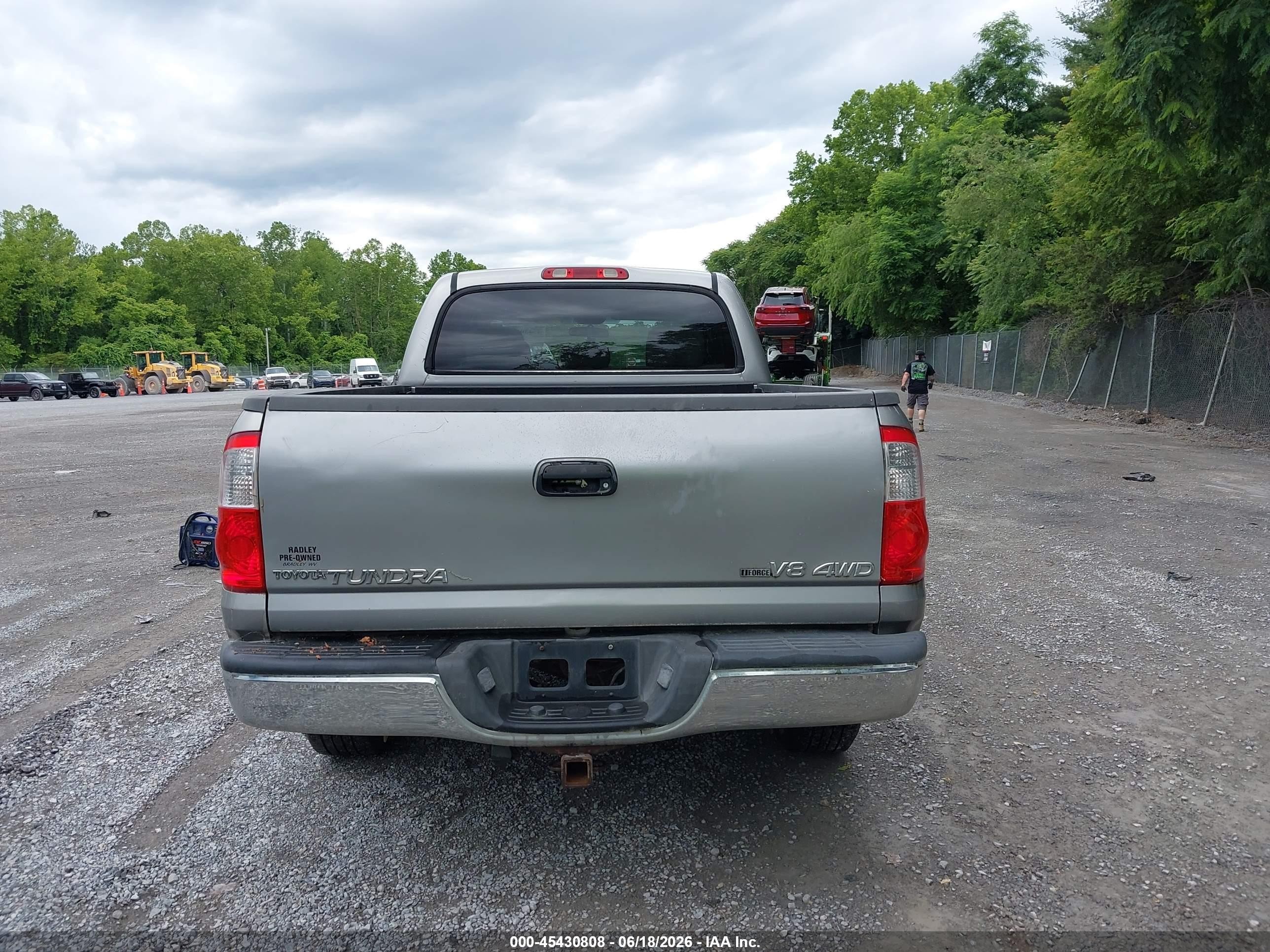 2005 Toyota Tundra Sr5 V8 Серебряный vin: 5TBDT44145S483427