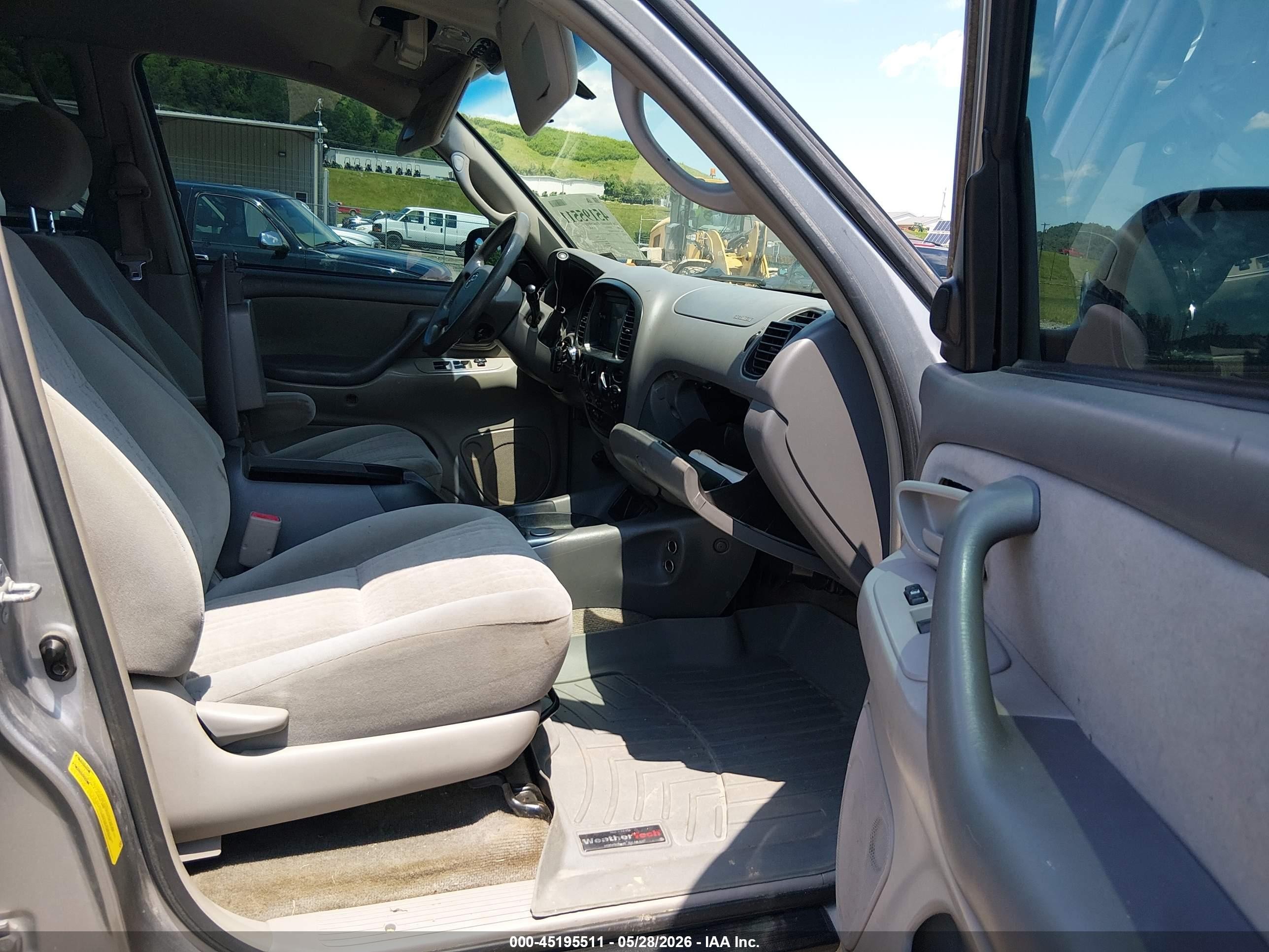 2005 Toyota Tundra Sr5 V8 Silver vin: 5TBDT44165S468749