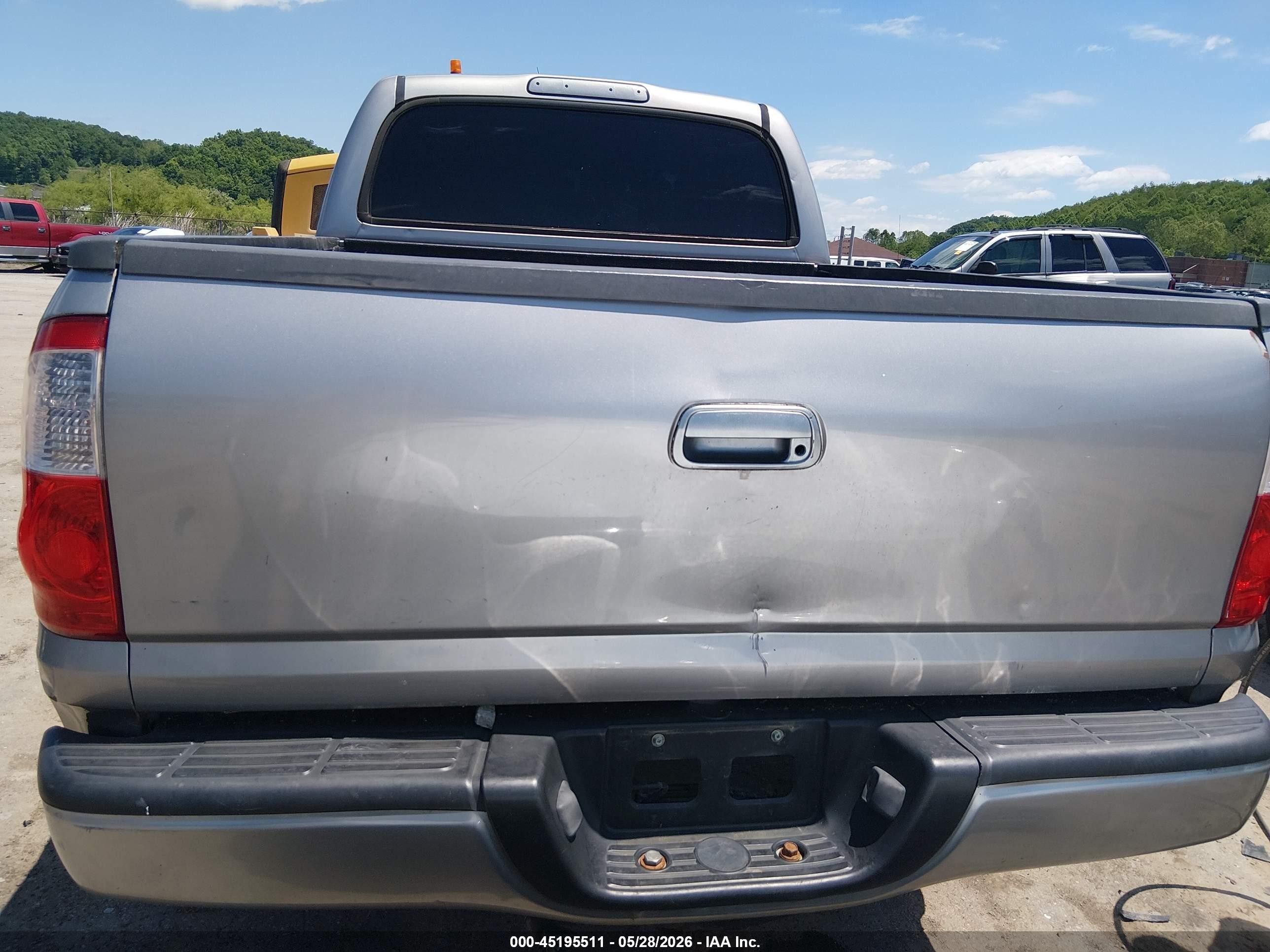 2005 Toyota Tundra Sr5 V8 Silver vin: 5TBDT44165S468749