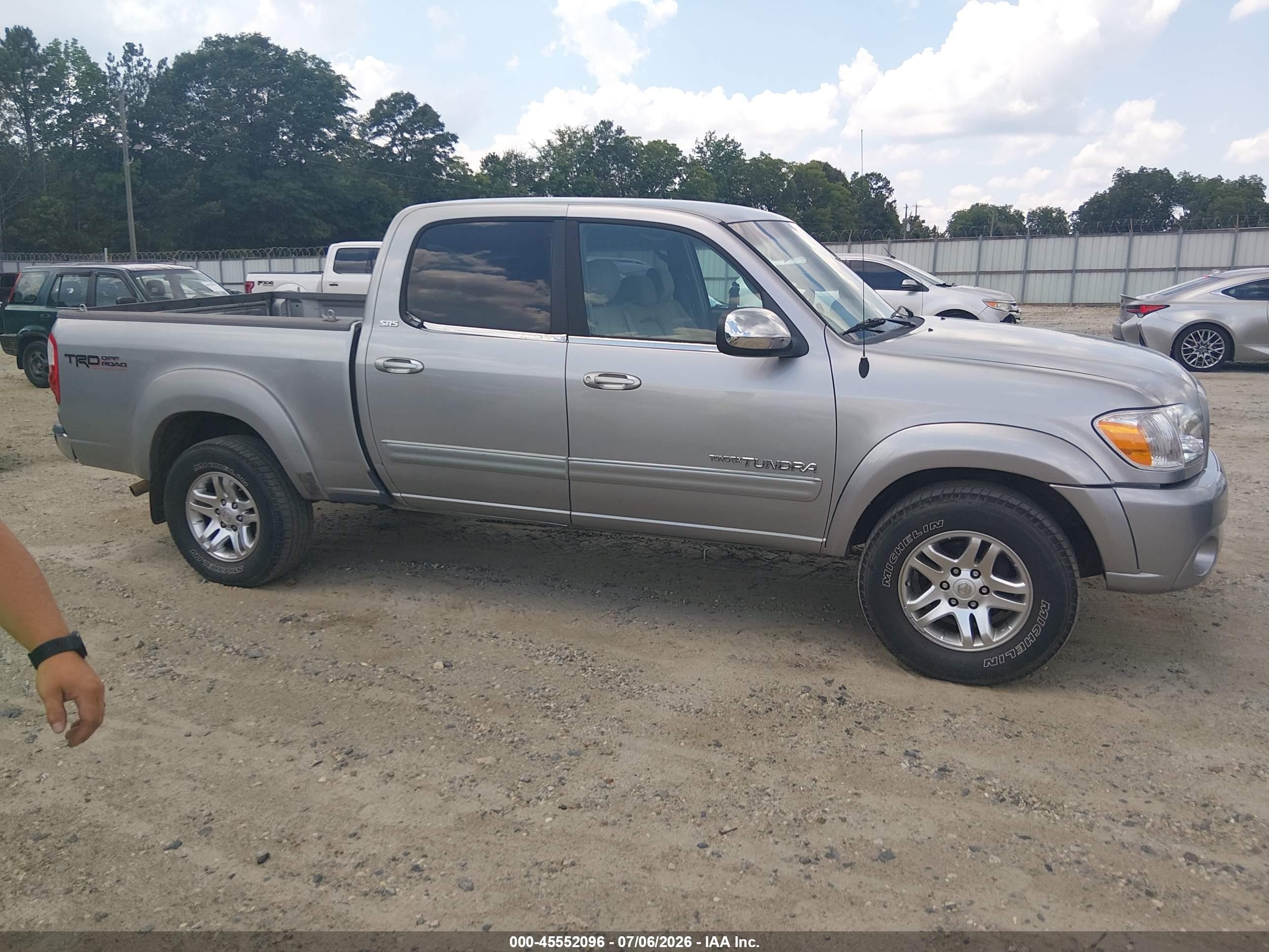 2005 Toyota Tundra Sr5 V8 Silver vin: 5TBDT44175S501032