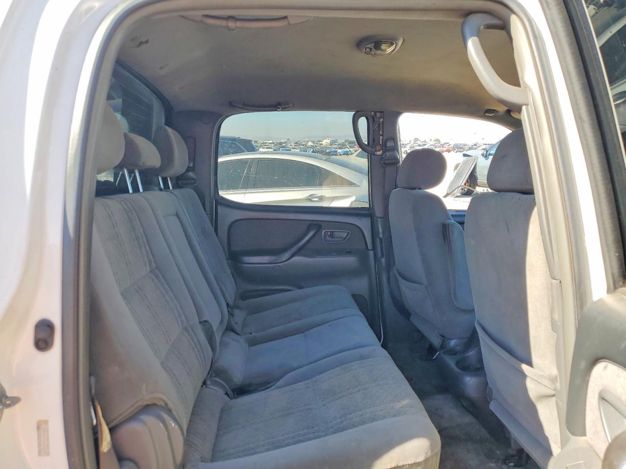 2004 Toyota Tundra Sr5 White vin: 5TBDT44184S449618