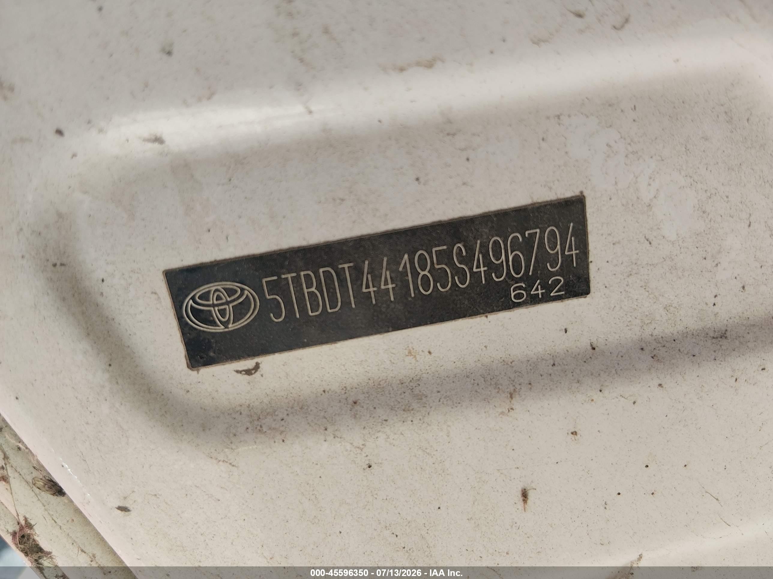 2005 Toyota Tundra Sr5 V8 White vin: 5TBDT44185S496794