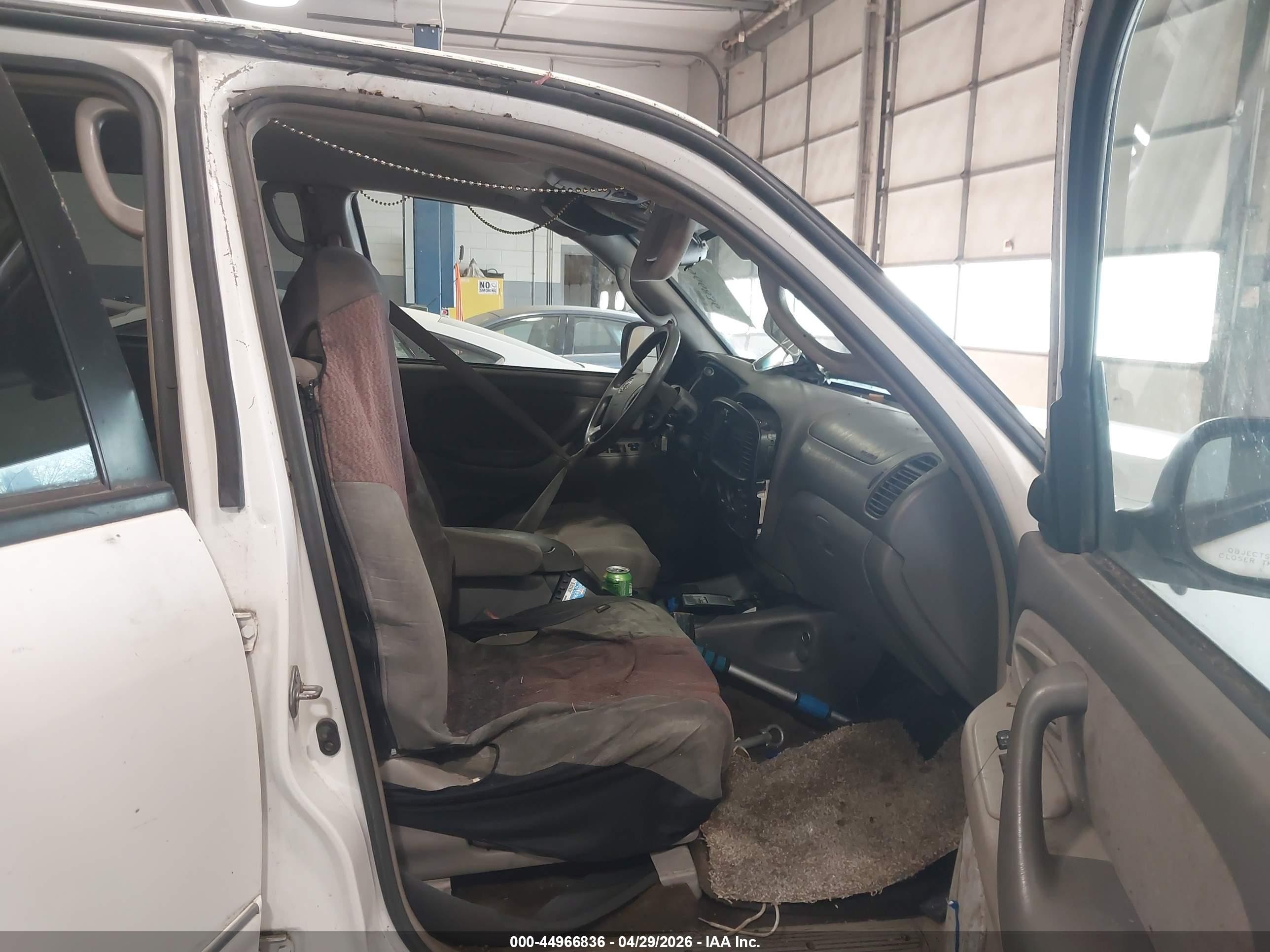 2004 Toyota Tundra Sr5 V8 White vin: 5TBDT44194S464791
