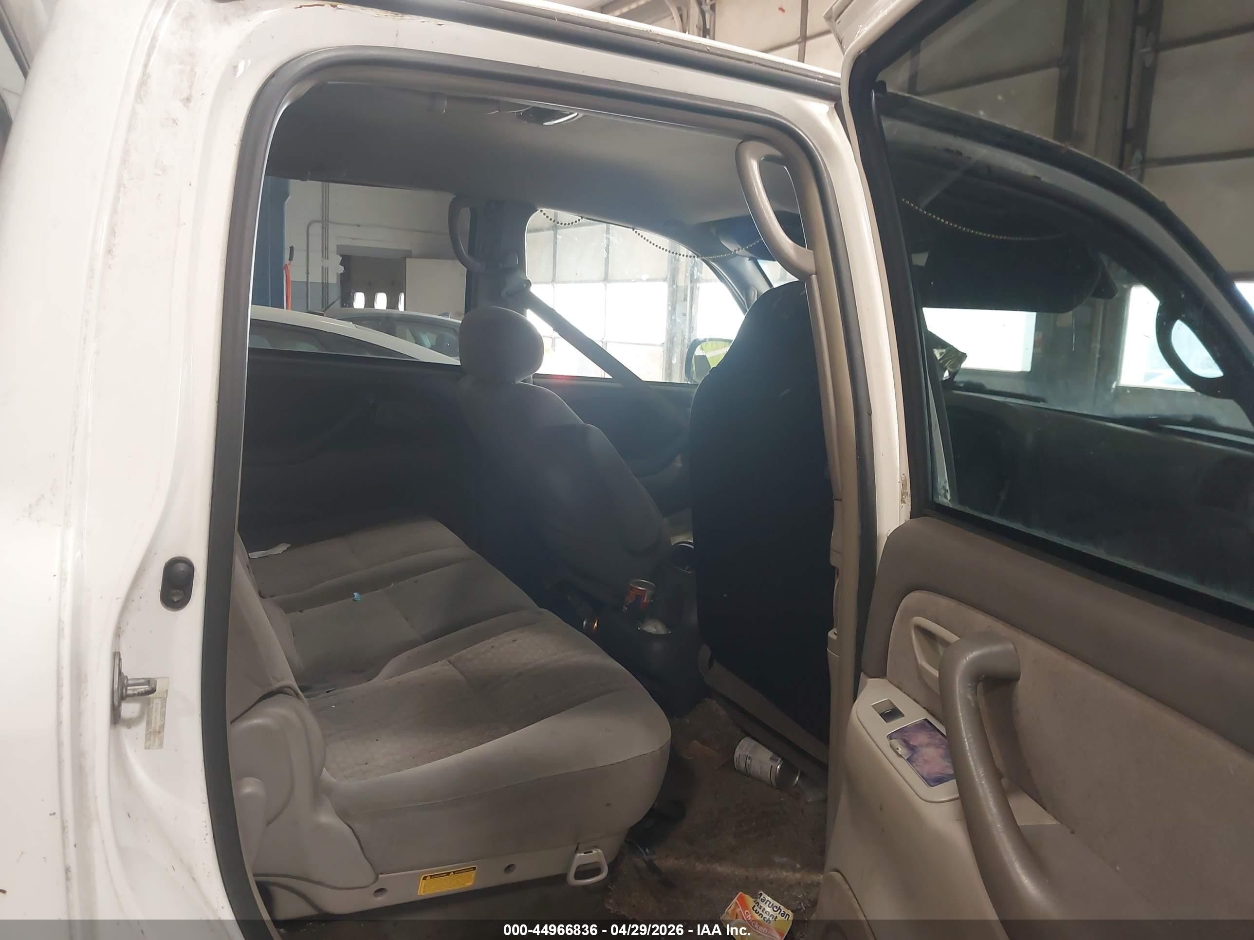 2004 Toyota Tundra Sr5 V8 White vin: 5TBDT44194S464791