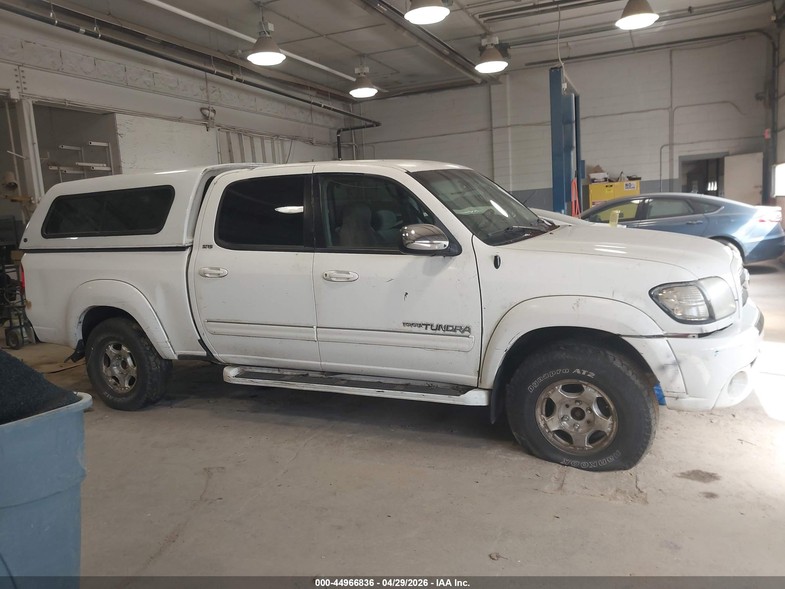 2004 Toyota Tundra Sr5 V8 White vin: 5TBDT44194S464791