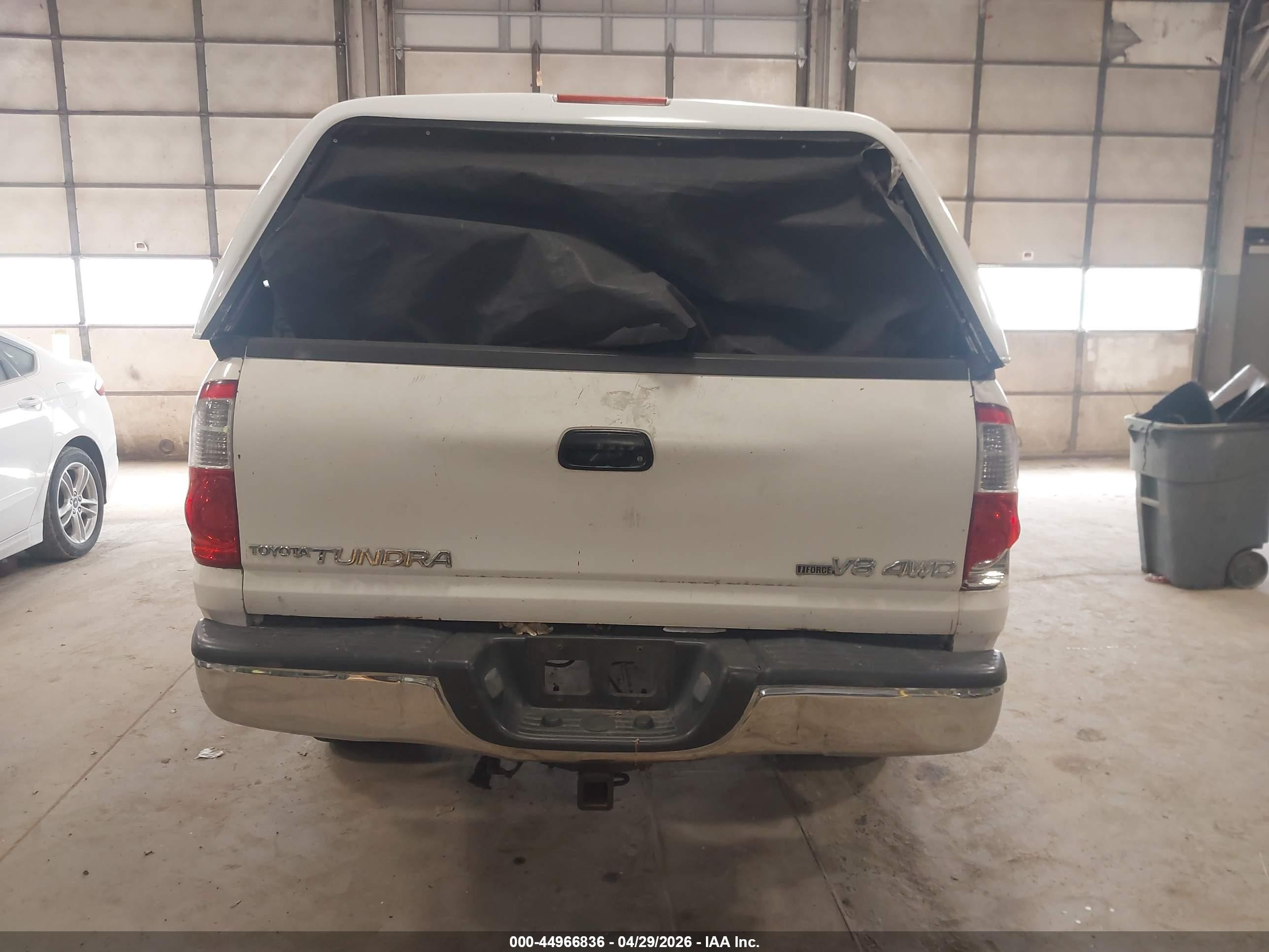 2004 Toyota Tundra Sr5 V8 White vin: 5TBDT44194S464791
