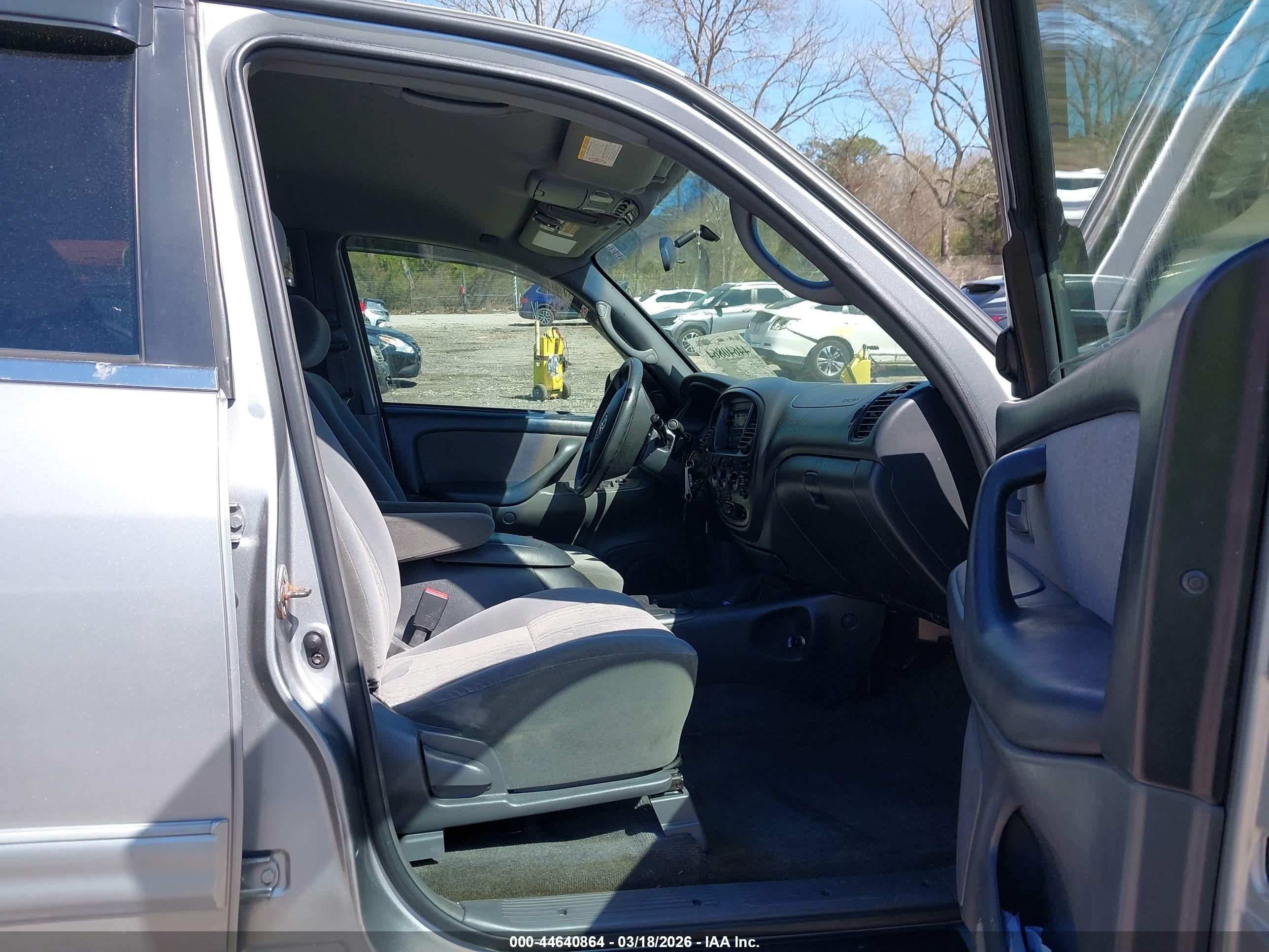 2004 Toyota Tundra Sr5 V8 Gray vin: 5TBDT44194S464841