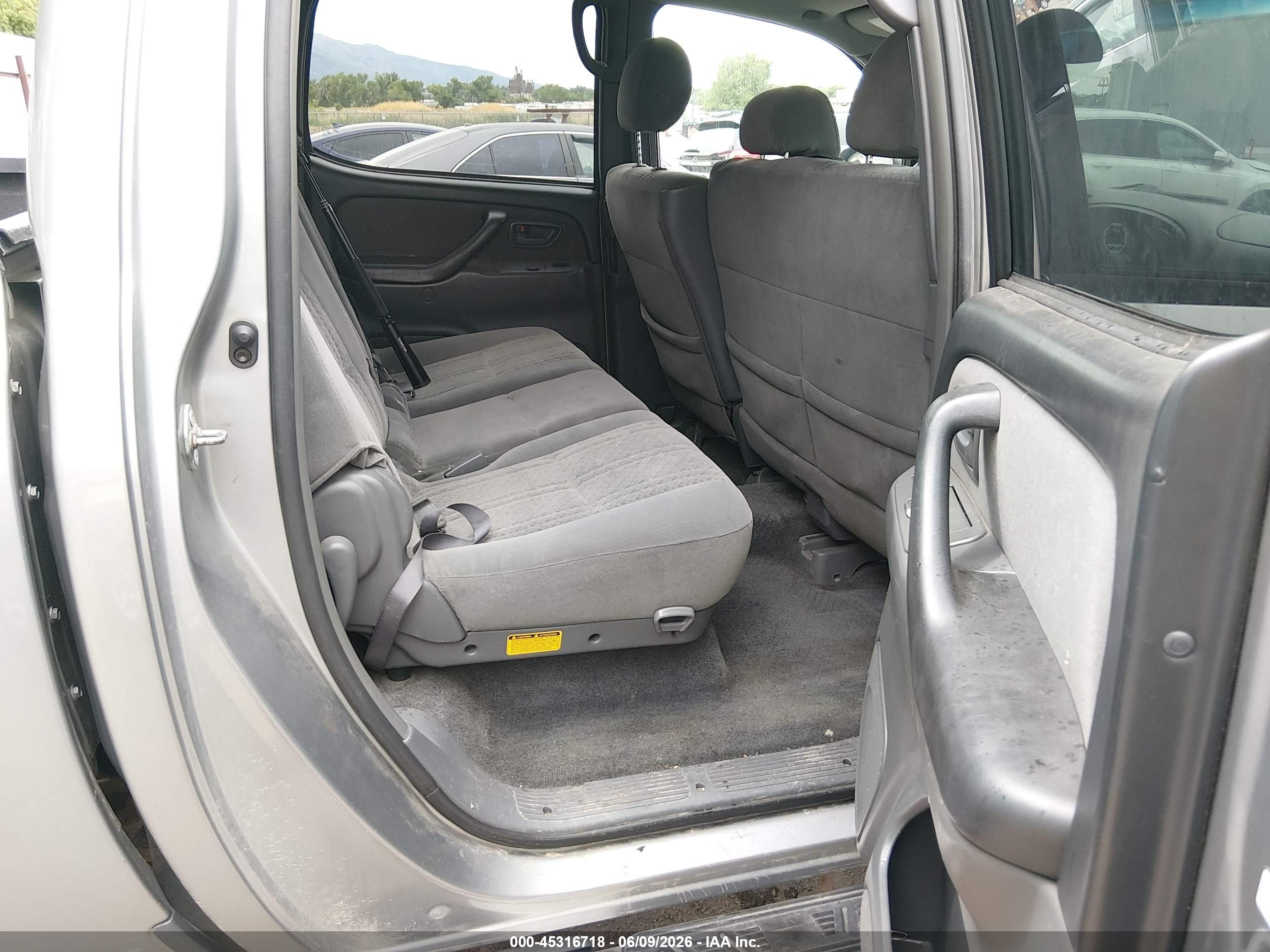 2005 Toyota Tundra Sr5 V8 Silver vin: 5TBDT44195S478451