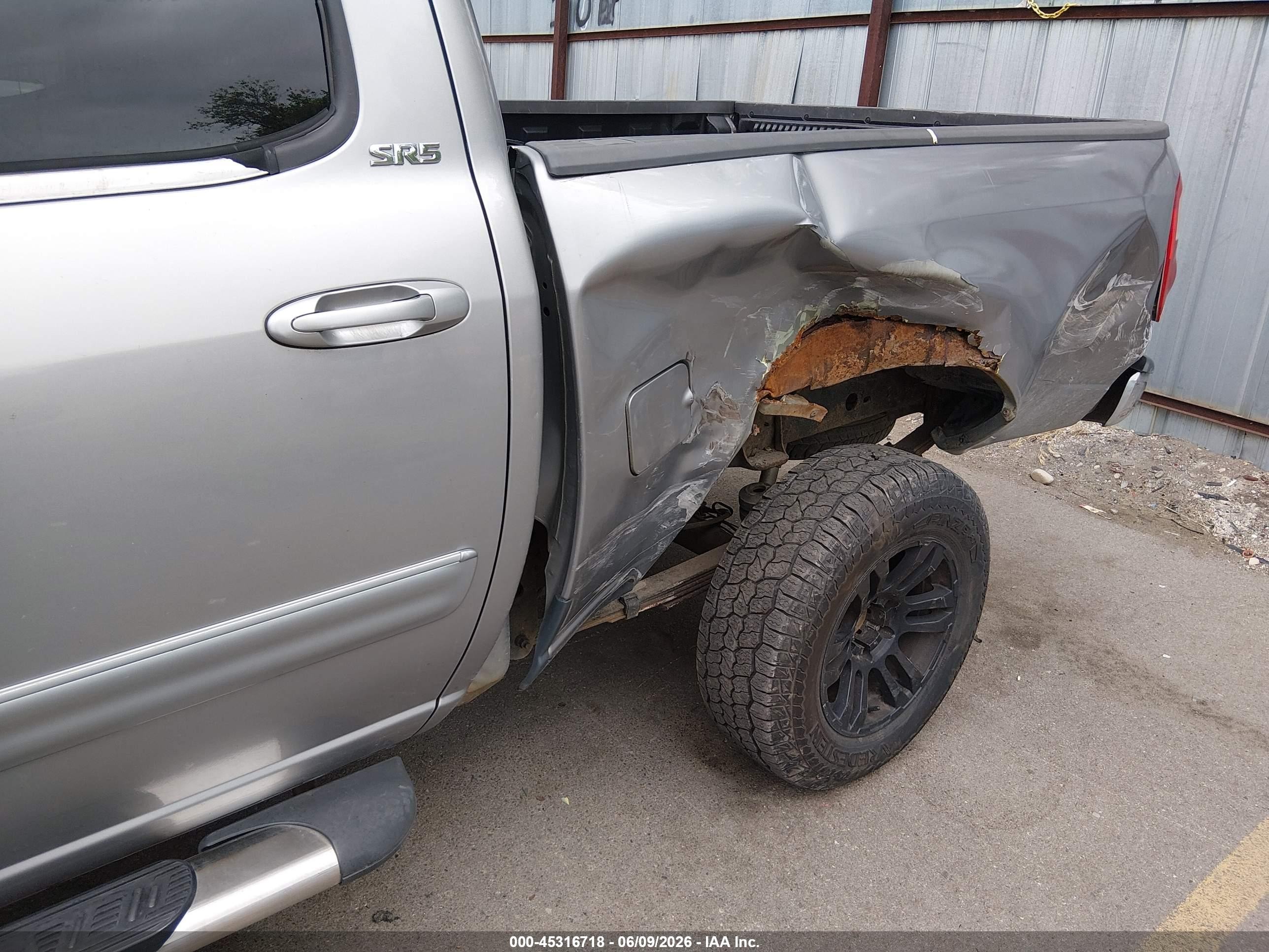 2005 Toyota Tundra Sr5 V8 Silver vin: 5TBDT44195S478451