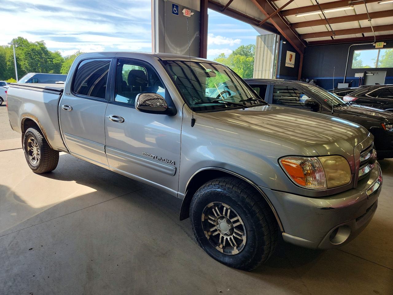 2005 Toyota Tundra Double Cab Sr5 Silver vin: 5TBDT441X5S498417
