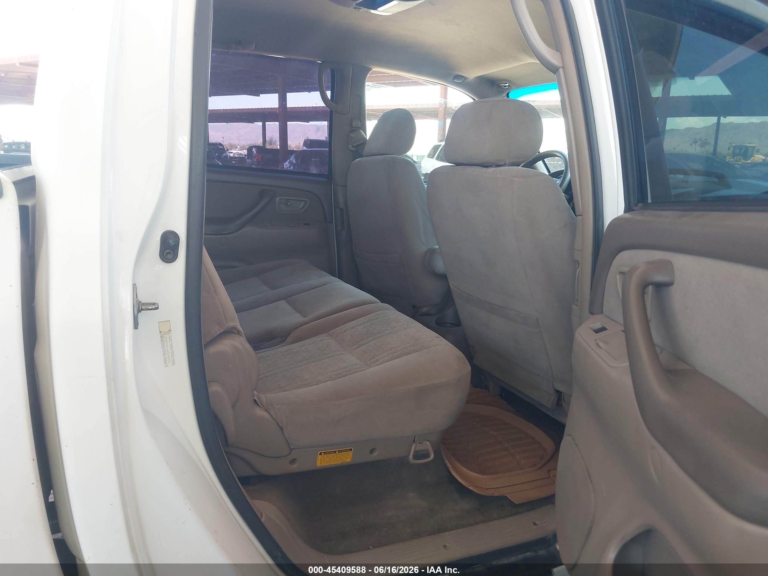 2004 Toyota Tundra Sr5 V8 White vin: 5TBET34114S446901