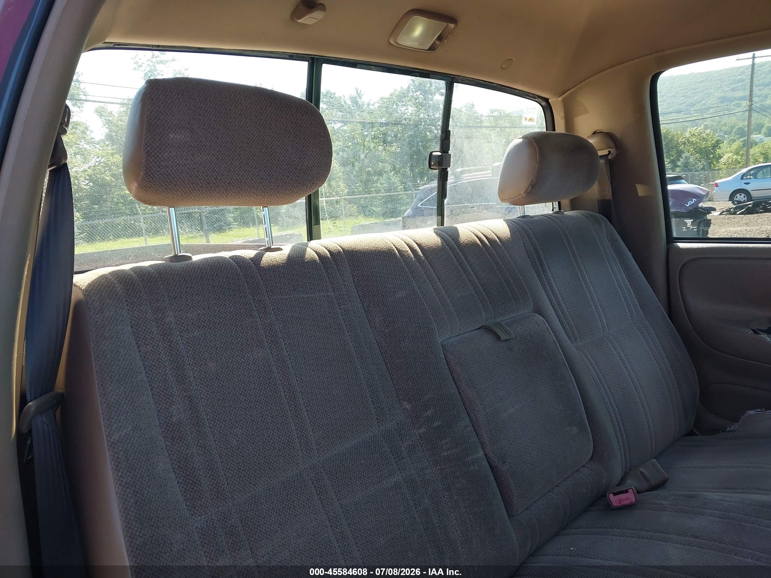 2001 Toyota Tundra   Maroon vin: 5TBJN32121S129104