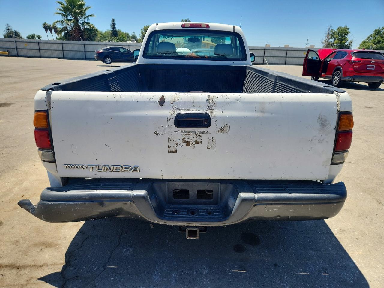 2003 Toyota Tundra Base White vin: 5TBJN32133S365683