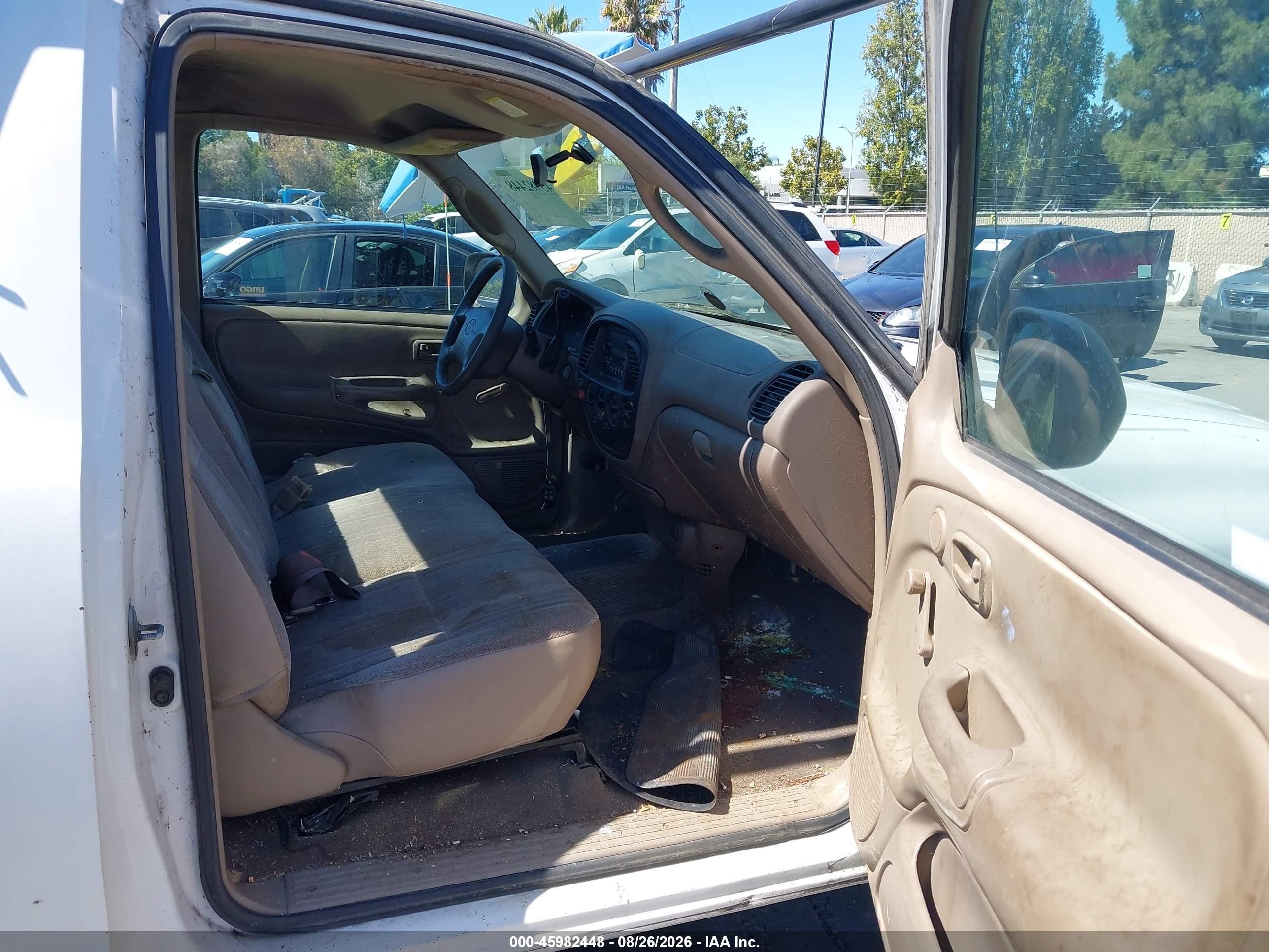 2000 Toyota Tundra   White vin: 5TBJN3213YS077282