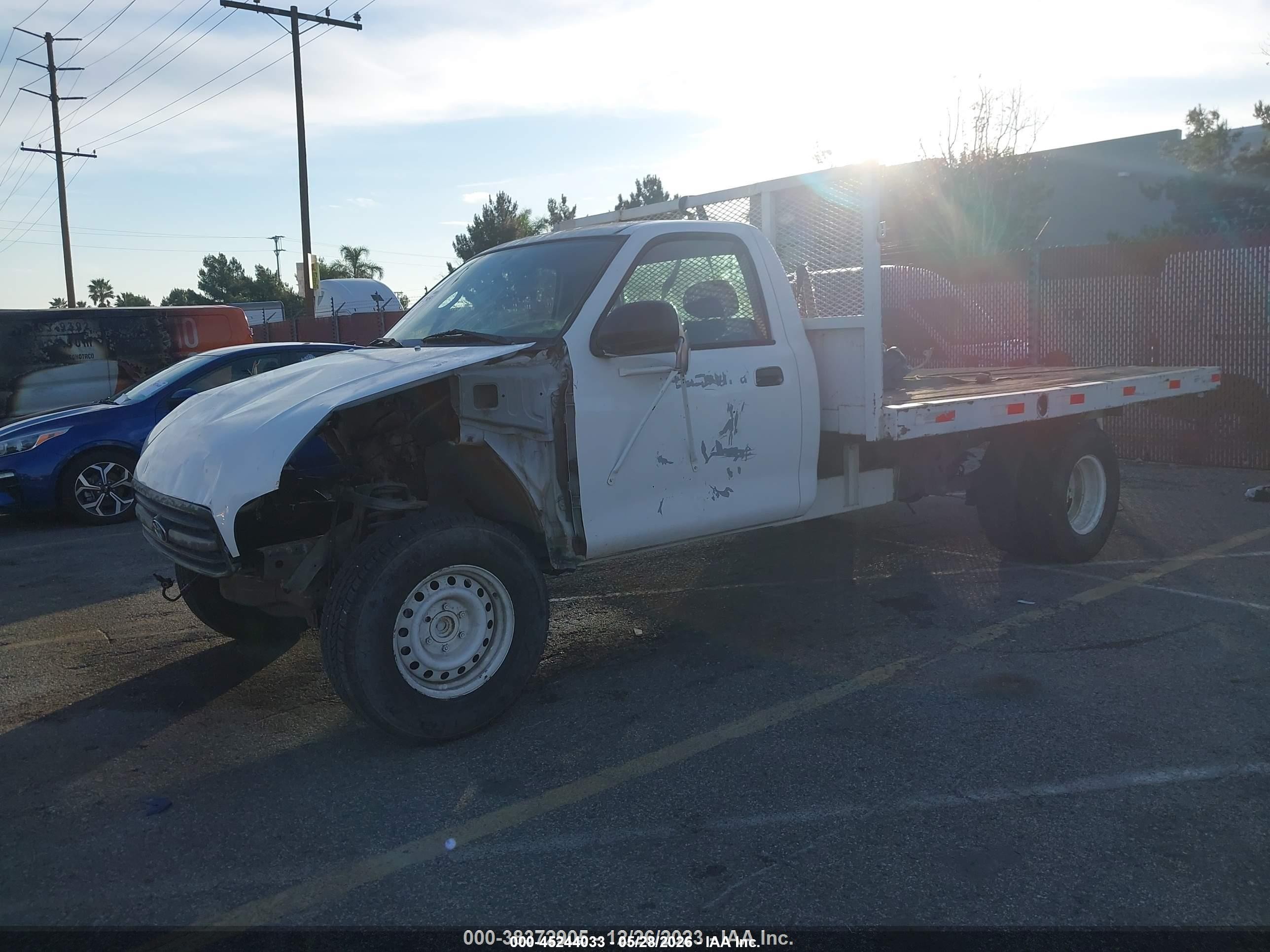 2002 Toyota Tundra Base (a4) White vin: 5TBJN32142S236687
